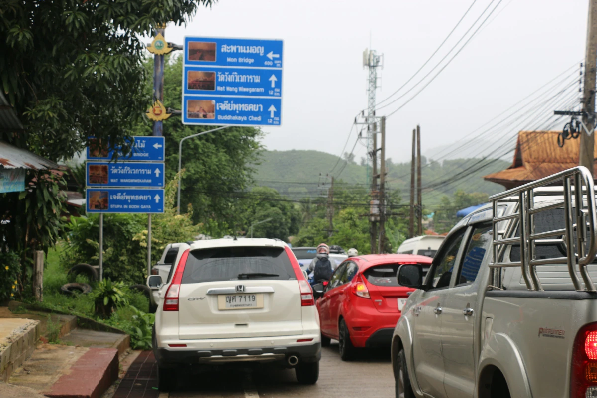 สะพานมอญสังขละบุรีนักท่องเที่ยวทะลักรถติดยาวหลายกิโลเมตร 
