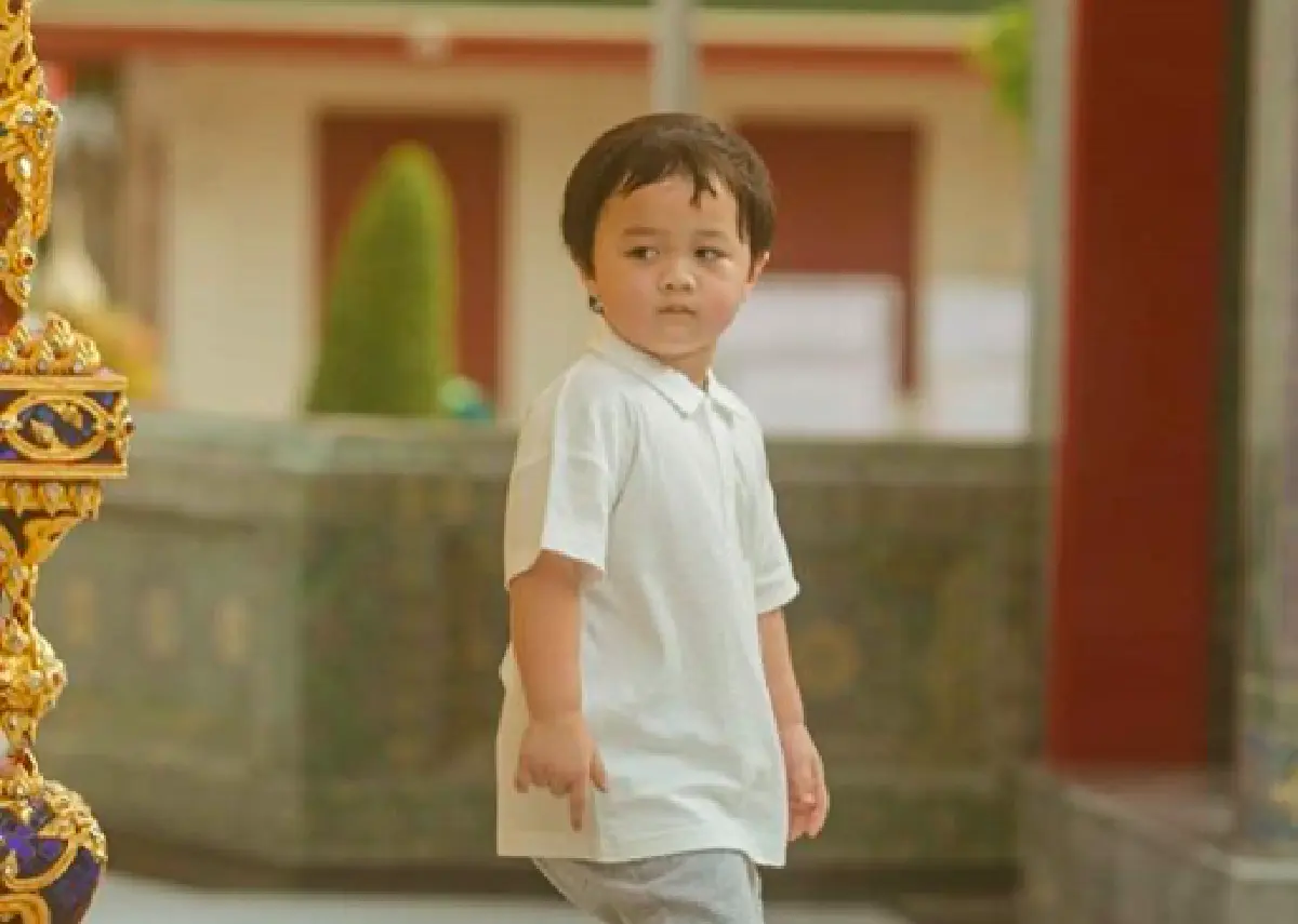 “ชมพู่” แต่งชุดไทยสุดสง่า พา “น้องสายฟ้า-น้องพายุ” และสามี เข้าวัดทำบุญ