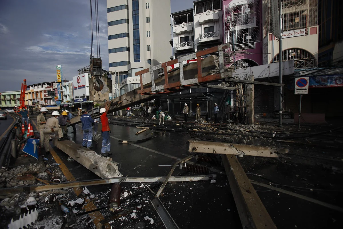 จนท.เร่งเคลื่อนย้ายเสาไฟฟ้าถูกรถ 18 ล้อชนล้มระนาวกลางกรุง