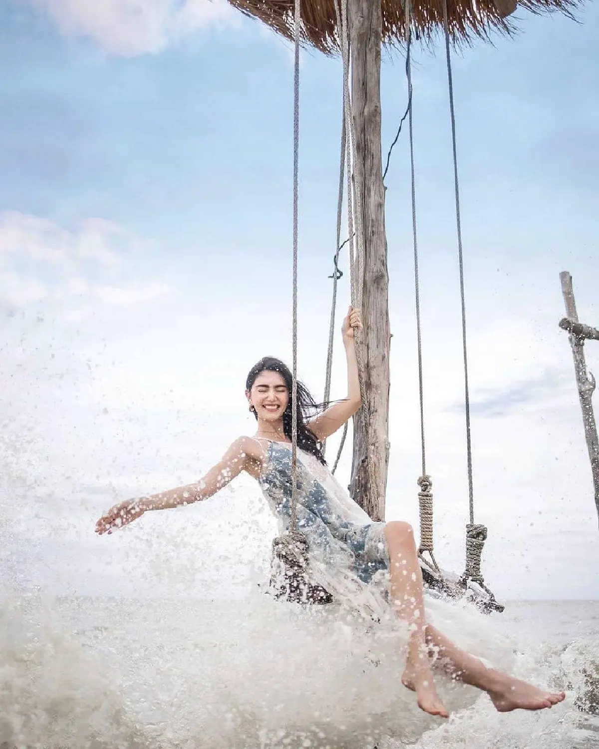 ใหม่ ดาวิกา สวยมากไม่มีสะดุด! กับชุดเดรสสุดเซ็กซี่โพสท่าสวยท้าลมทะเล