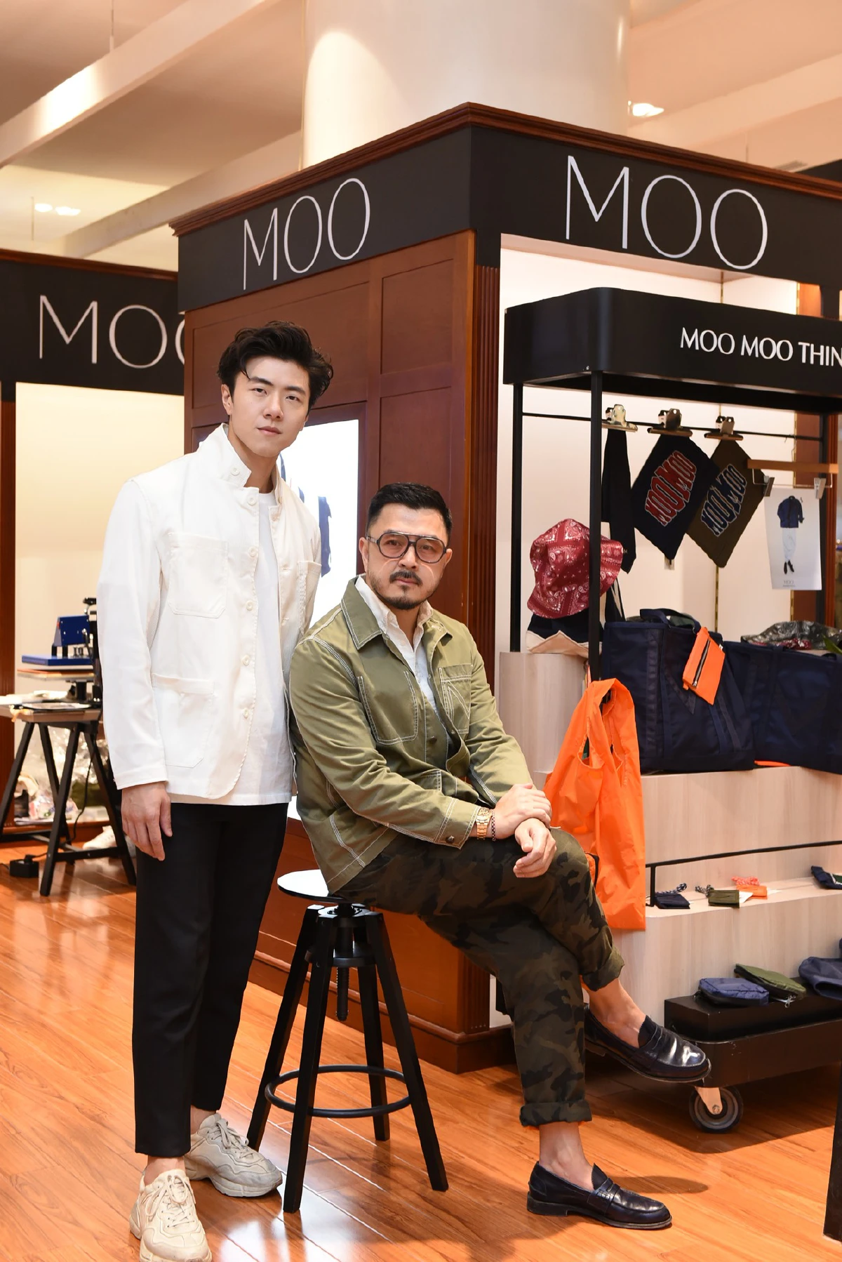 เชา ชวลิต ชวนมิกซ์แอนด์แมทช์เสื้อผ้าผู้ชายสไตล์ MOO 