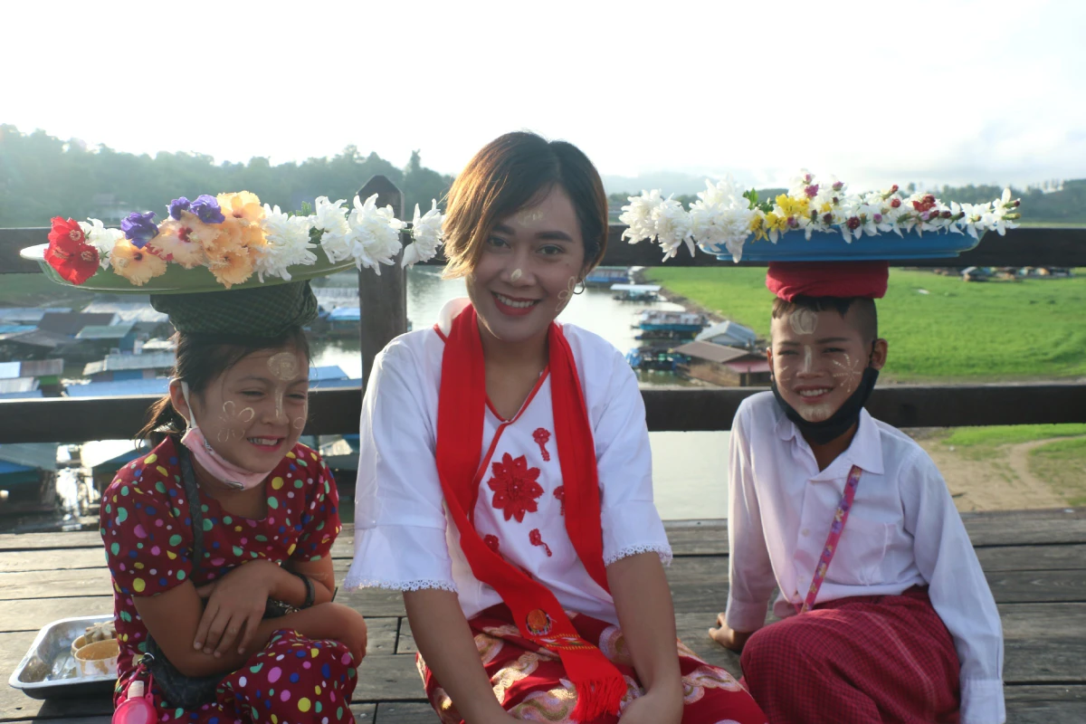 "เด็กปะแป้ง-เด็กขายดอกไม้" ยุวฑูตตัวน้อยเสน่ห์แห่งสังขละบุรี