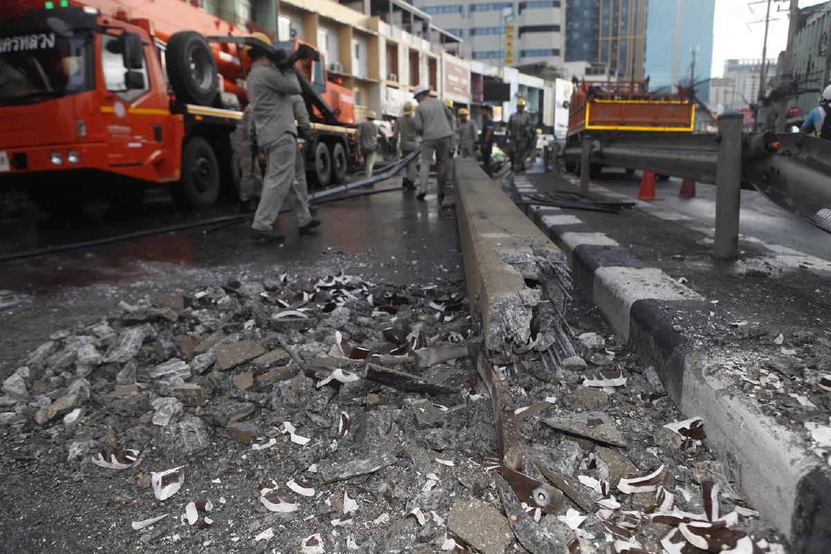 จนท.เร่งเคลื่อนย้ายเสาไฟฟ้าถูกรถ 18 ล้อชนล้มระนาวกลางกรุง