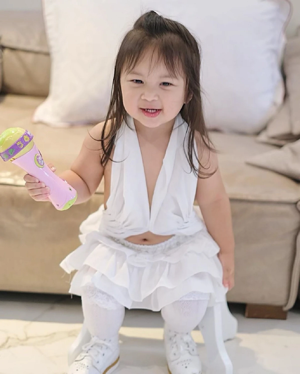 ตามรอยแม่เป้ย! น้องปาลิน เซ็กซี่สดใสในชุดขาวในตำนานจากเอ็มวี "คนใจง่าย"