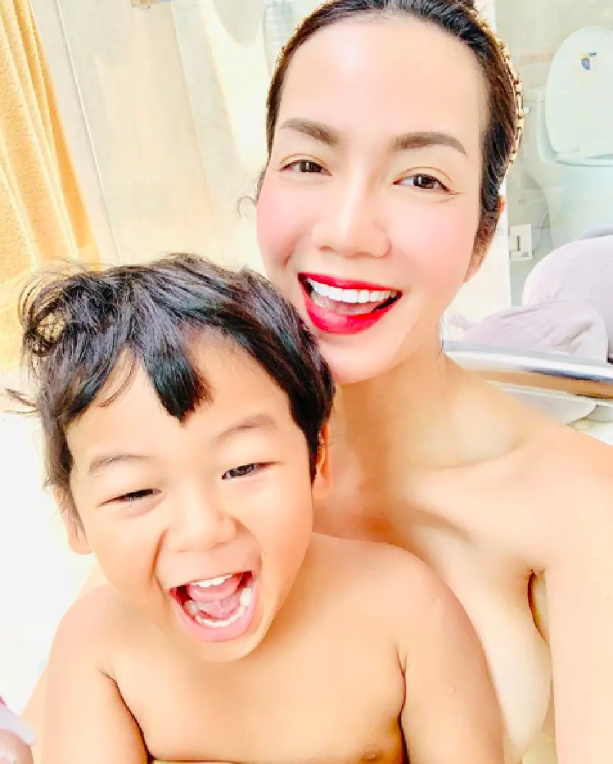 “อ๋อม สกาวใจ" ถูกลูกชายถ่ายรูปหลังอาบน้ำ แบบที่ยังไม่ได้ใส่เสื้อผ้าสักชิ้น