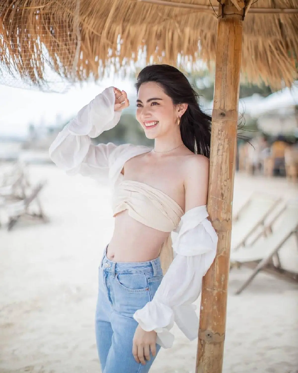 ใหม่ ดาวิกา สวยมากไม่มีสะดุด! กับชุดเดรสสุดเซ็กซี่โพสท่าสวยท้าลมทะเล