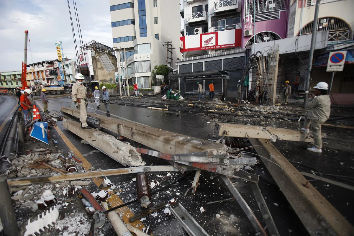 จนท.เร่งเคลื่อนย้ายเสาไฟฟ้าถูกรถ 18 ล้อชนล้มระนาวกลางกรุง