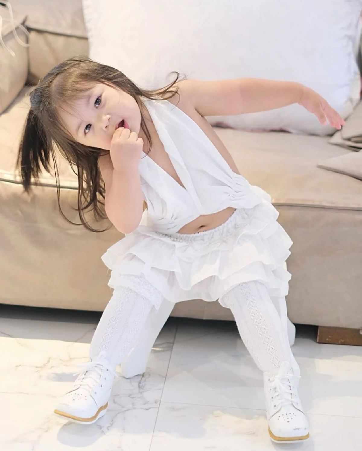 ตามรอยแม่เป้ย! น้องปาลิน เซ็กซี่สดใสในชุดขาวในตำนานจากเอ็มวี "คนใจง่าย"