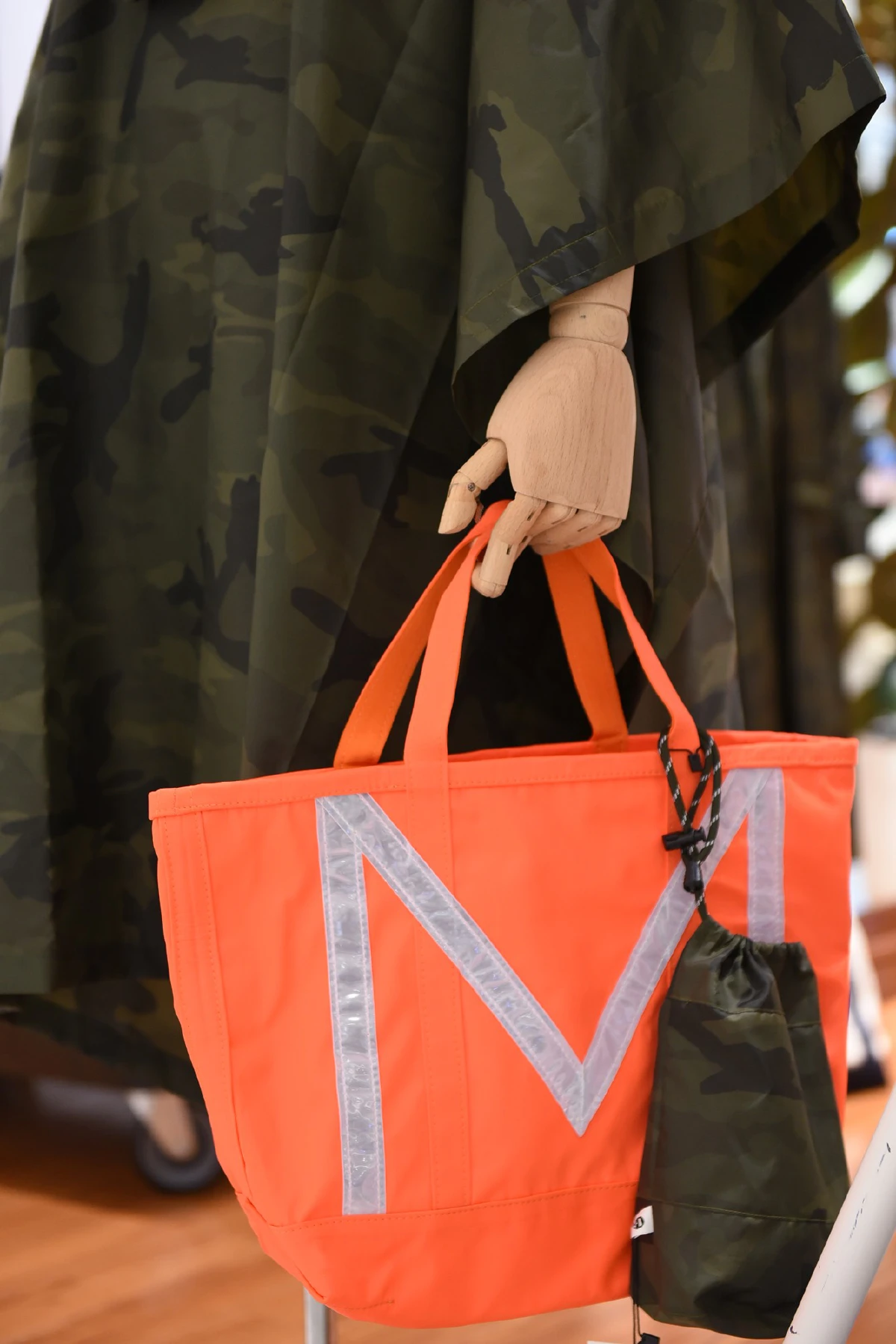 เชา ชวลิต ชวนมิกซ์แอนด์แมทช์เสื้อผ้าผู้ชายสไตล์ MOO 