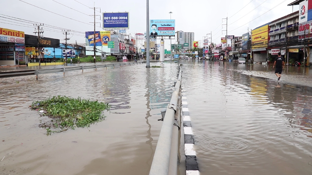 แก้ไม่ตก!ฝนถล่มเมืองพัทยาน้ำท่วมขังรถราติดขัดอย่างหนัก