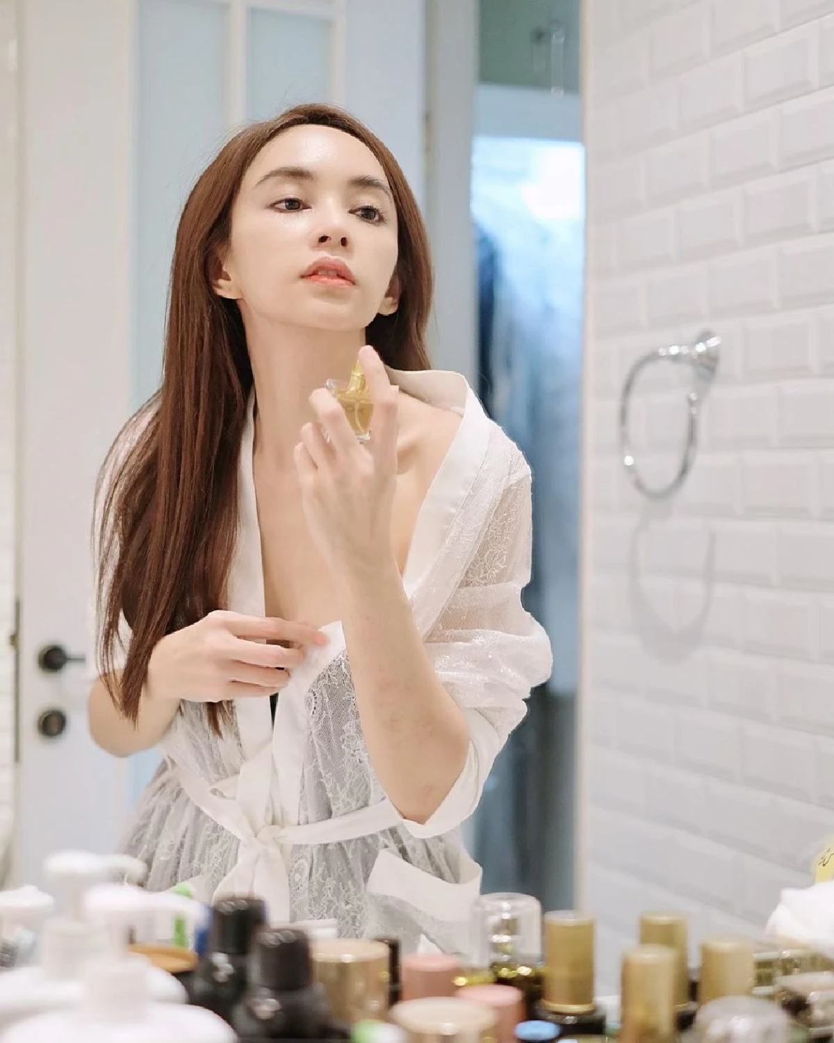 ตามรอยแม่เป้ย! น้องปาลิน เซ็กซี่สดใสในชุดขาวในตำนานจากเอ็มวี "คนใจง่าย"