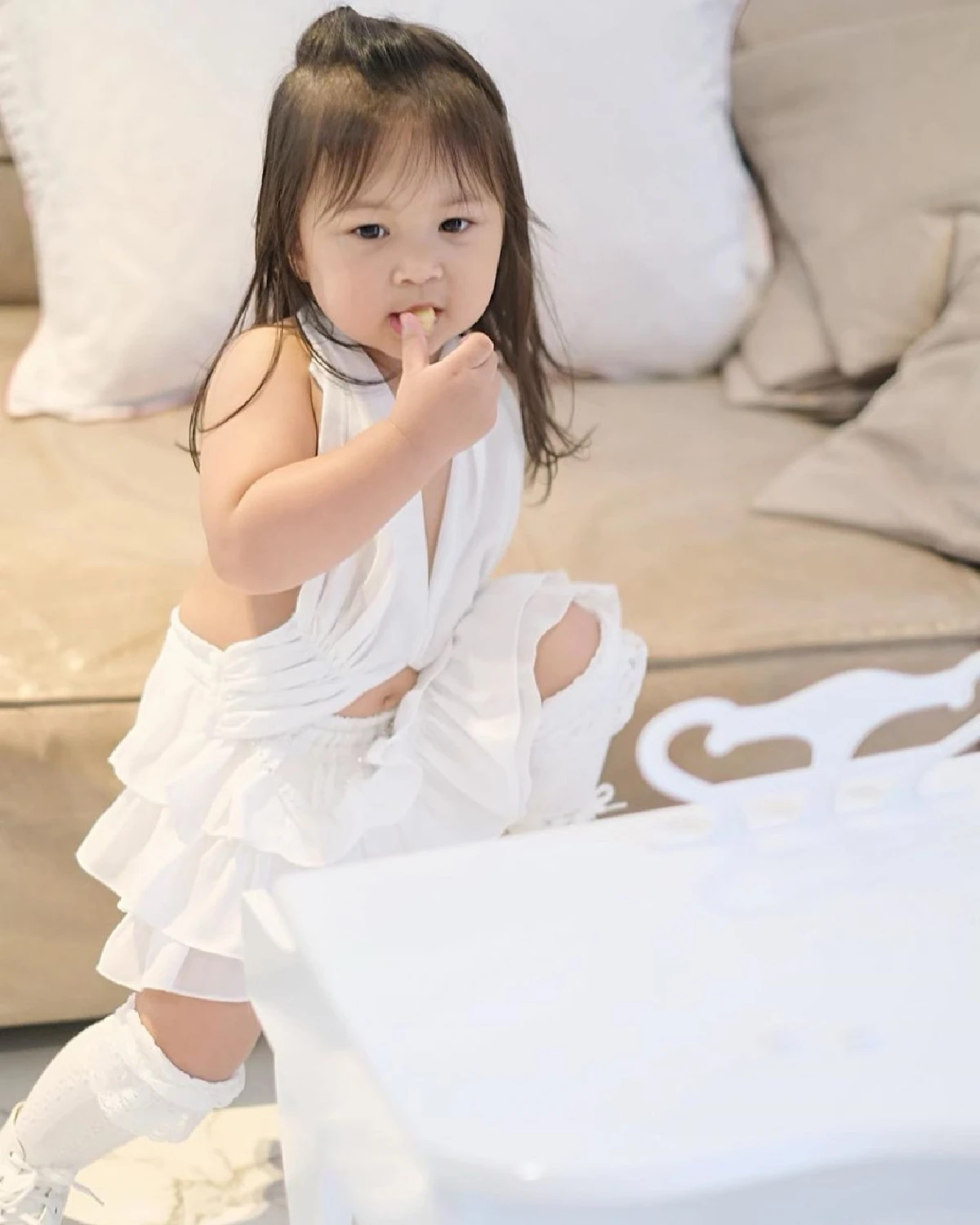 ตามรอยแม่เป้ย! น้องปาลิน เซ็กซี่สดใสในชุดขาวในตำนานจากเอ็มวี "คนใจง่าย"