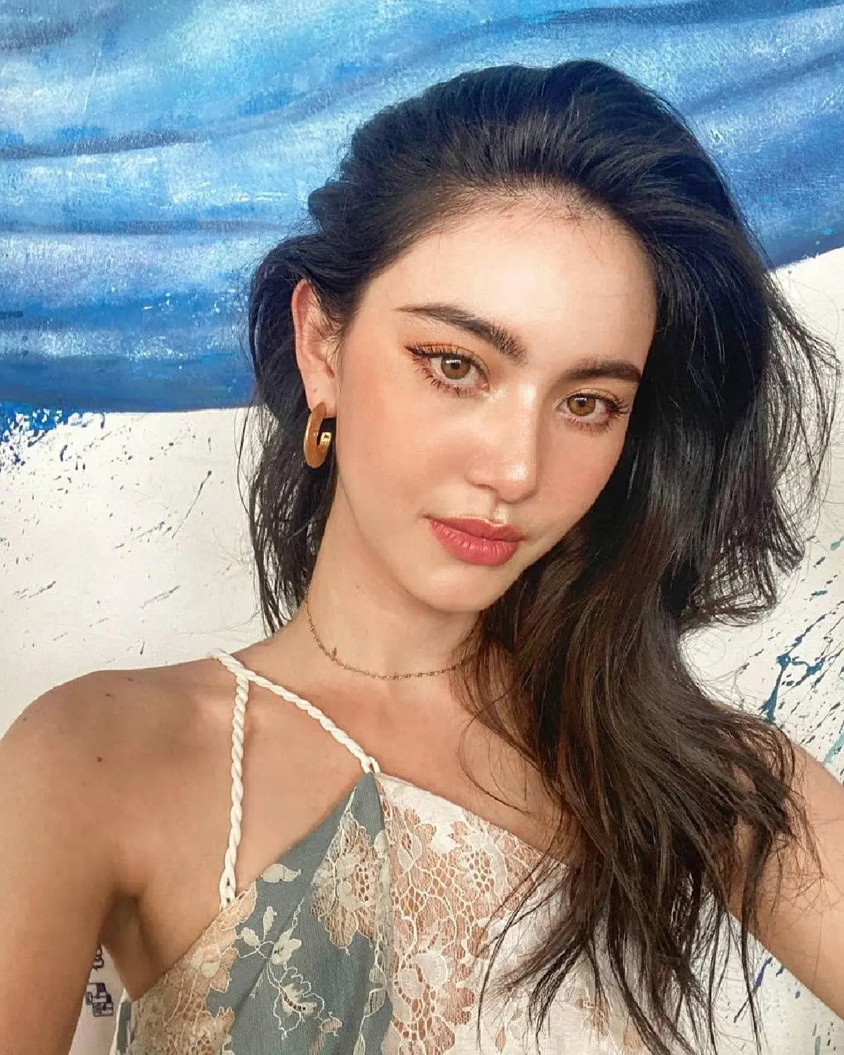 ใหม่ ดาวิกา สวยมากไม่มีสะดุด! กับชุดเดรสสุดเซ็กซี่โพสท่าสวยท้าลมทะเล