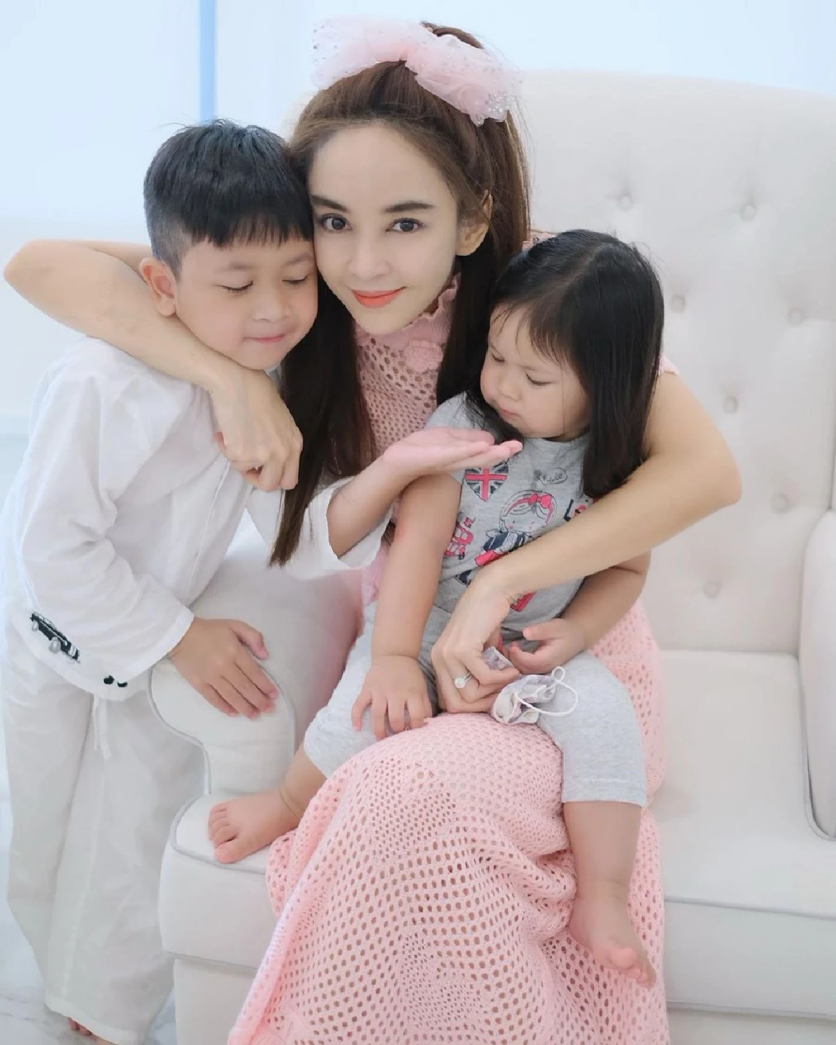 ตามรอยแม่เป้ย! น้องปาลิน เซ็กซี่สดใสในชุดขาวในตำนานจากเอ็มวี "คนใจง่าย"