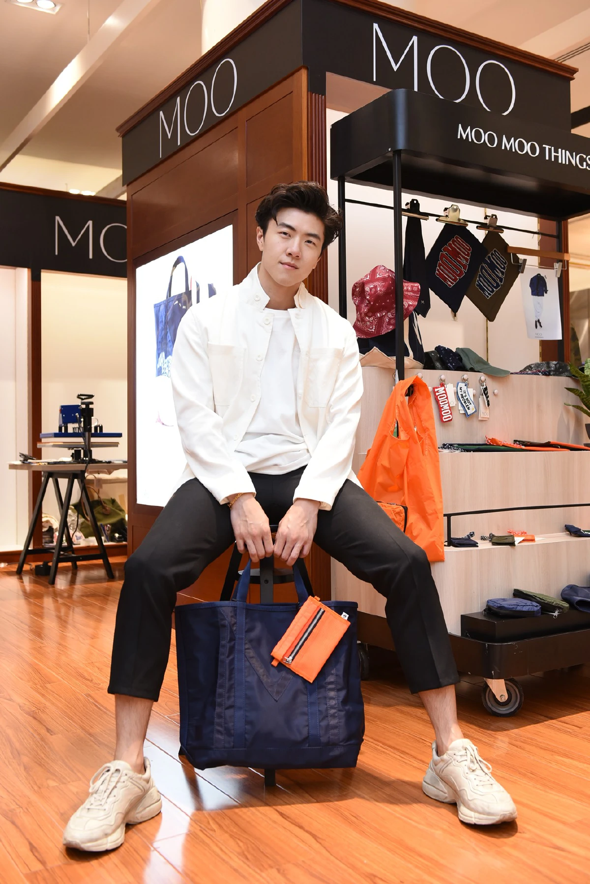 เชา ชวลิต ชวนมิกซ์แอนด์แมทช์เสื้อผ้าผู้ชายสไตล์ MOO 