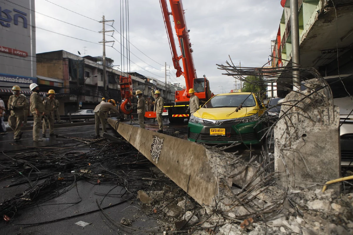 จนท.เร่งเคลื่อนย้ายเสาไฟฟ้าถูกรถ 18 ล้อชนล้มระนาวกลางกรุง
