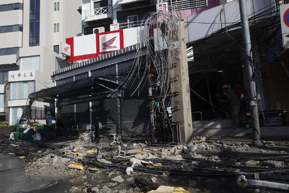 จนท.เร่งเคลื่อนย้ายเสาไฟฟ้าถูกรถ 18 ล้อชนล้มระนาวกลางกรุง