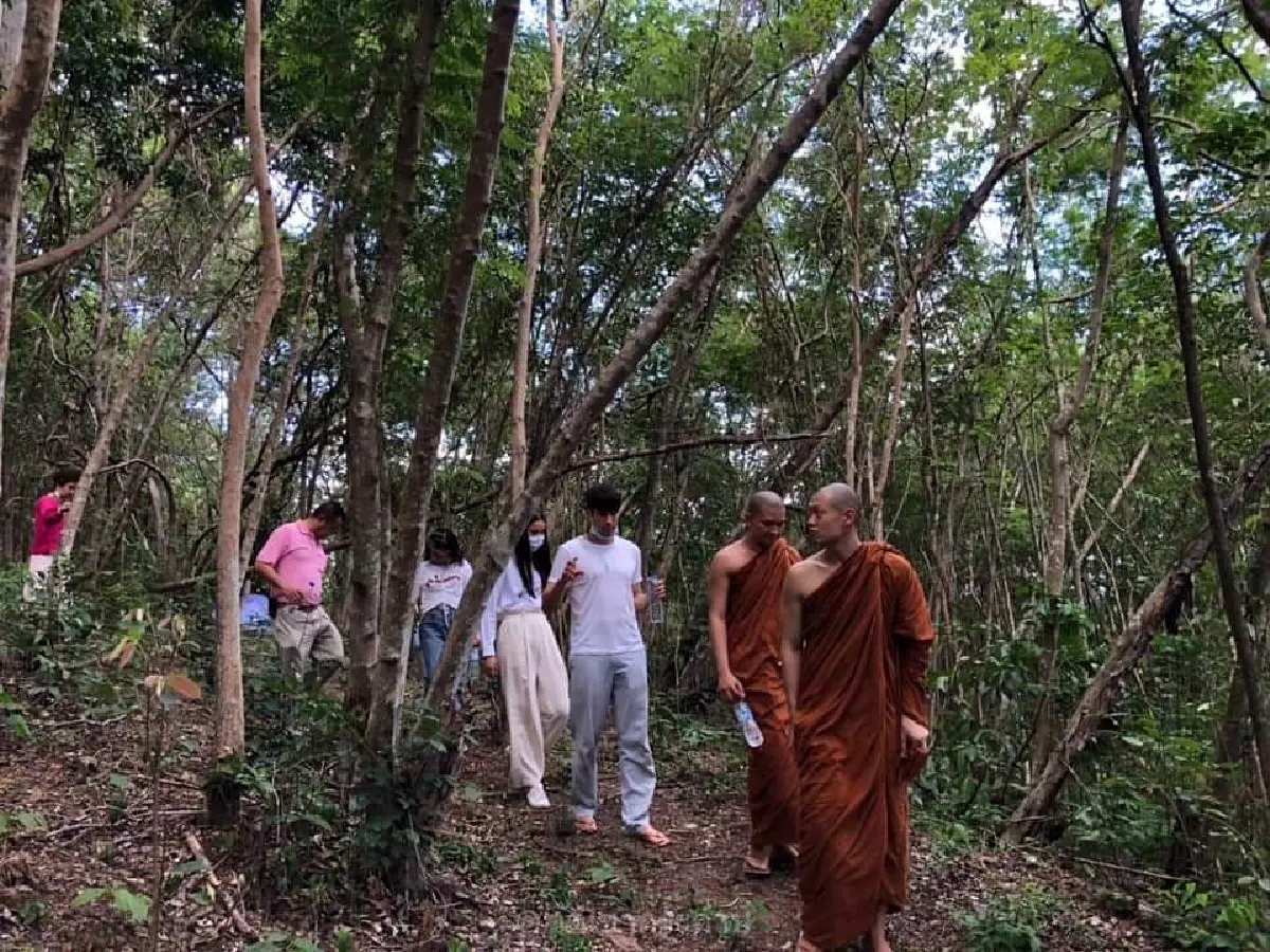 คู่รักสายบุญ! ณเดชน์-ญาญ่า ควงแขนทำบุญร่วมชาติที่วัดเขากระดาษ 