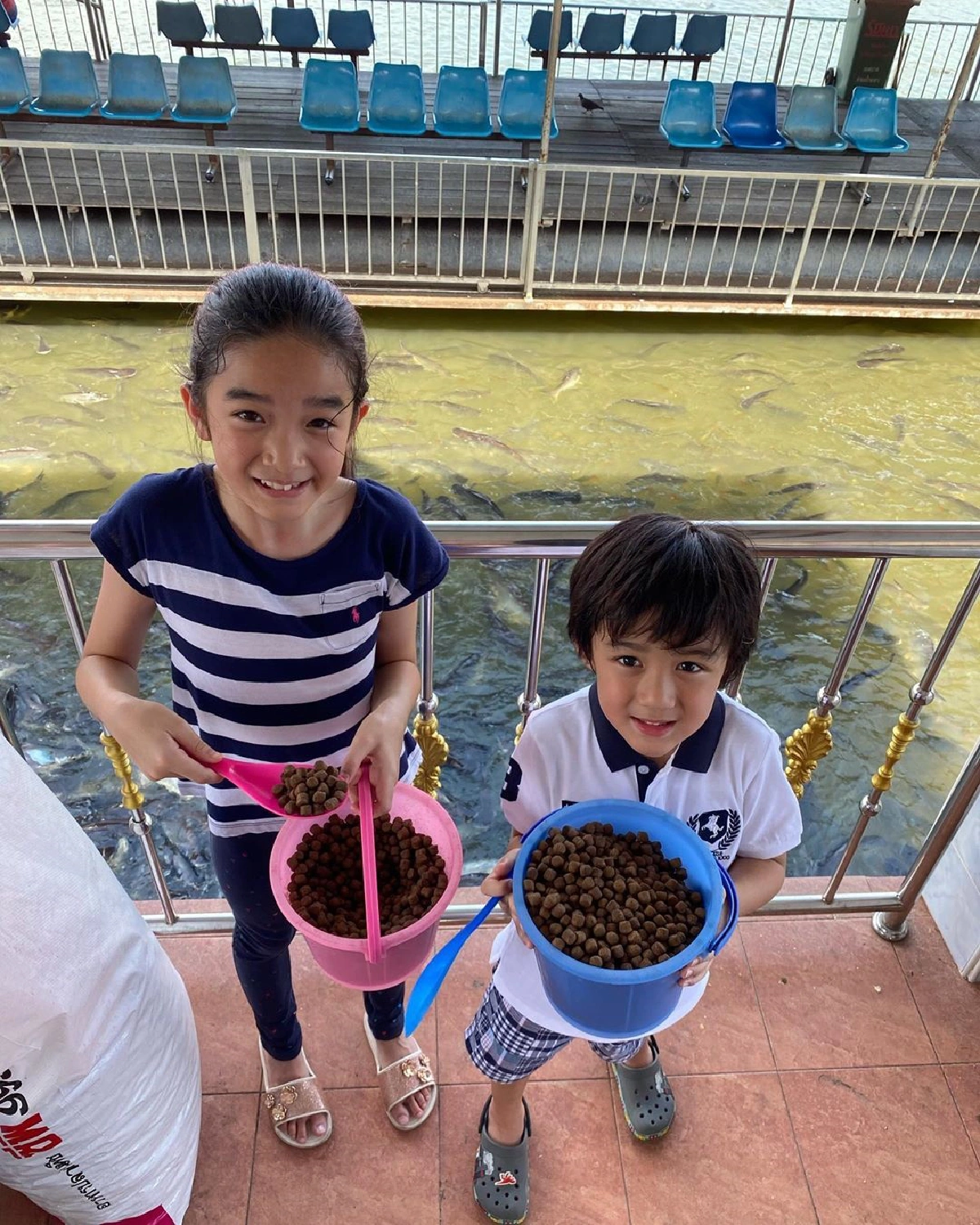 กบ สุวนันท์ แท็กทีมครอบครัวทำบุญปล่อยปลา ฉลองวันเกิดให้ น้องณดล