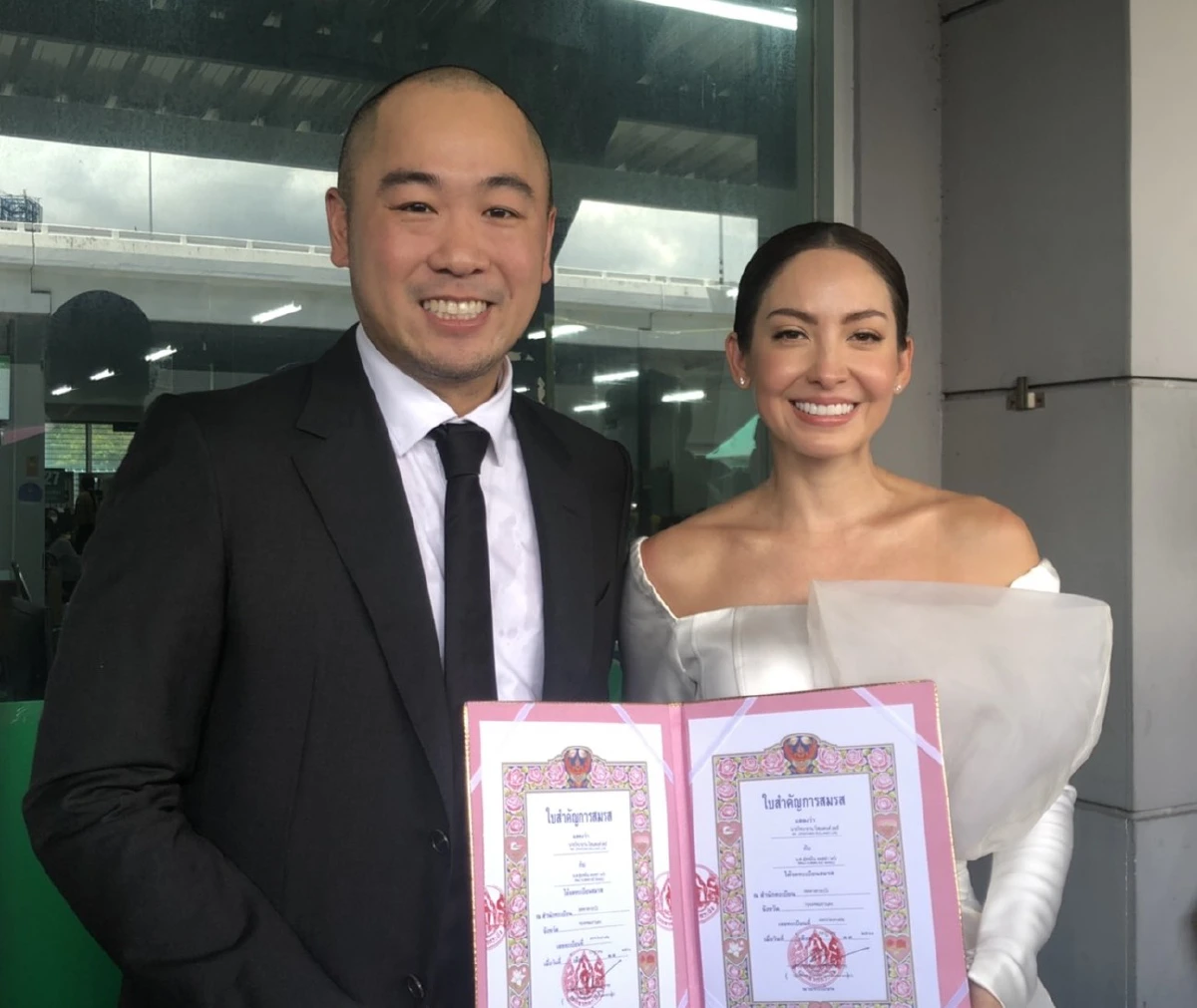 “โอซา แวง” ถือฤกษ์ดีควงแขนแฟนหนุ่ม “จอน ลอร์” จดทะเบียนสมรสแล้ว