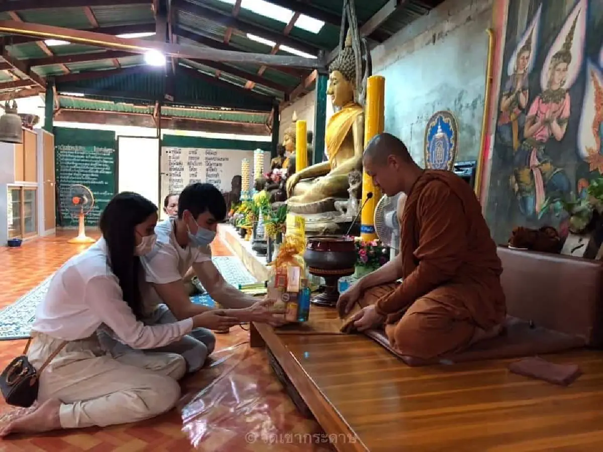 คู่รักสายบุญ! ณเดชน์-ญาญ่า ควงแขนทำบุญร่วมชาติที่วัดเขากระดาษ 