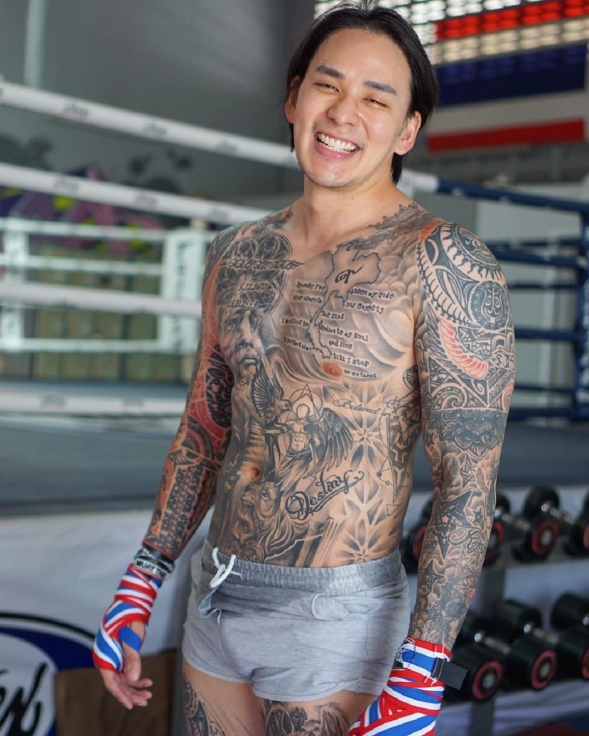 แทค ภรัณยู ถอดเสื้อโชว์หุ่นล่ำหลังซ้อมมวย ทำเอาแฟนๆหลุดโฟกัส