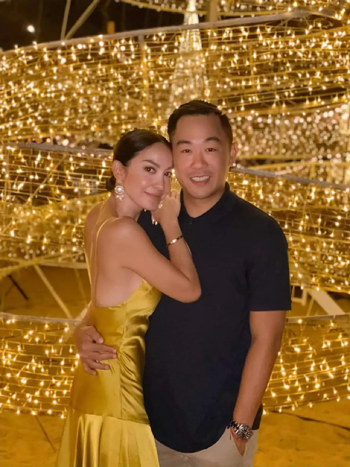 “โอซา แวง” ถือฤกษ์ดีควงแขนแฟนหนุ่ม “จอน ลอร์” จดทะเบียนสมรสแล้ว