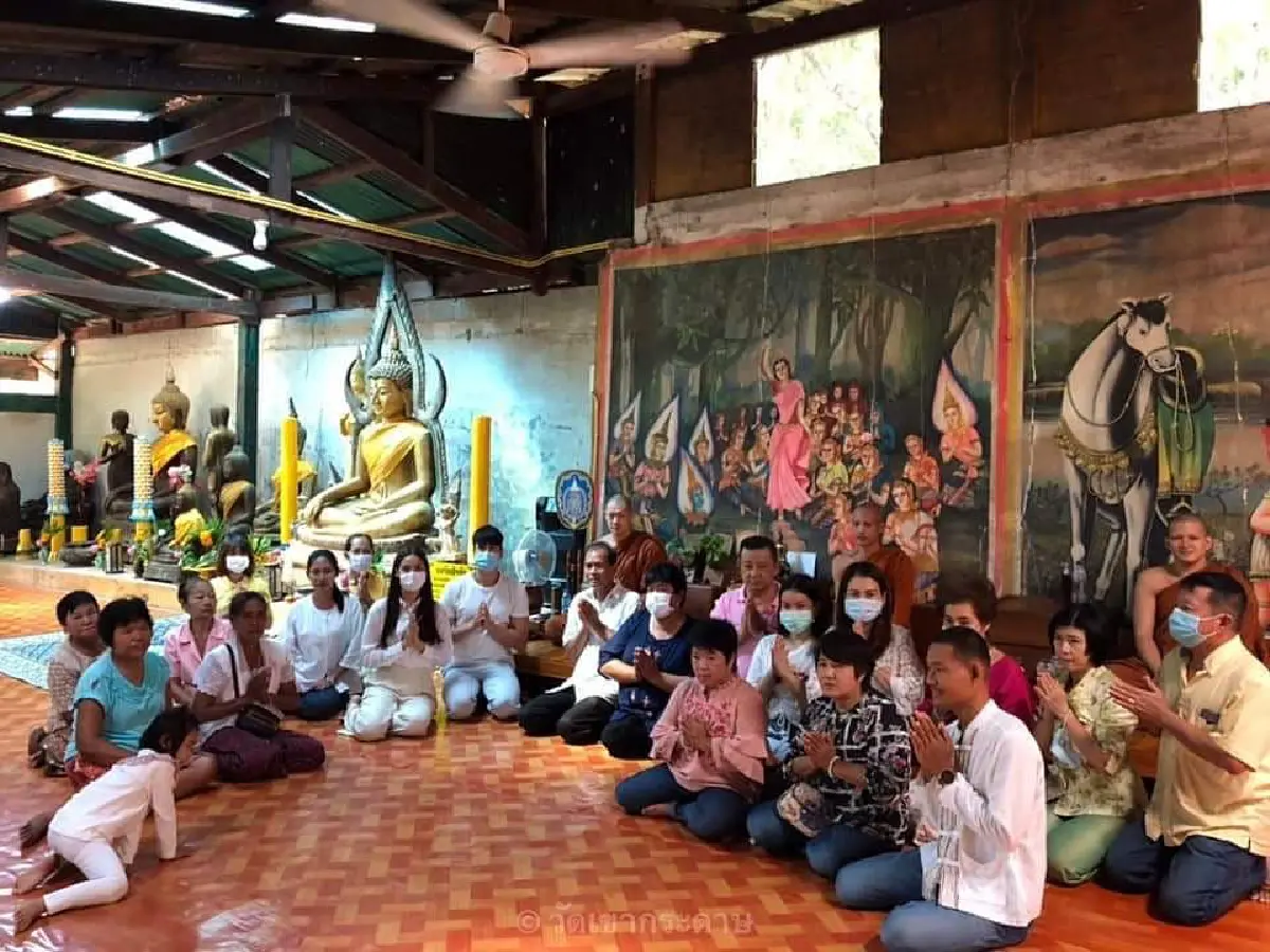 คู่รักสายบุญ! ณเดชน์-ญาญ่า ควงแขนทำบุญร่วมชาติที่วัดเขากระดาษ 