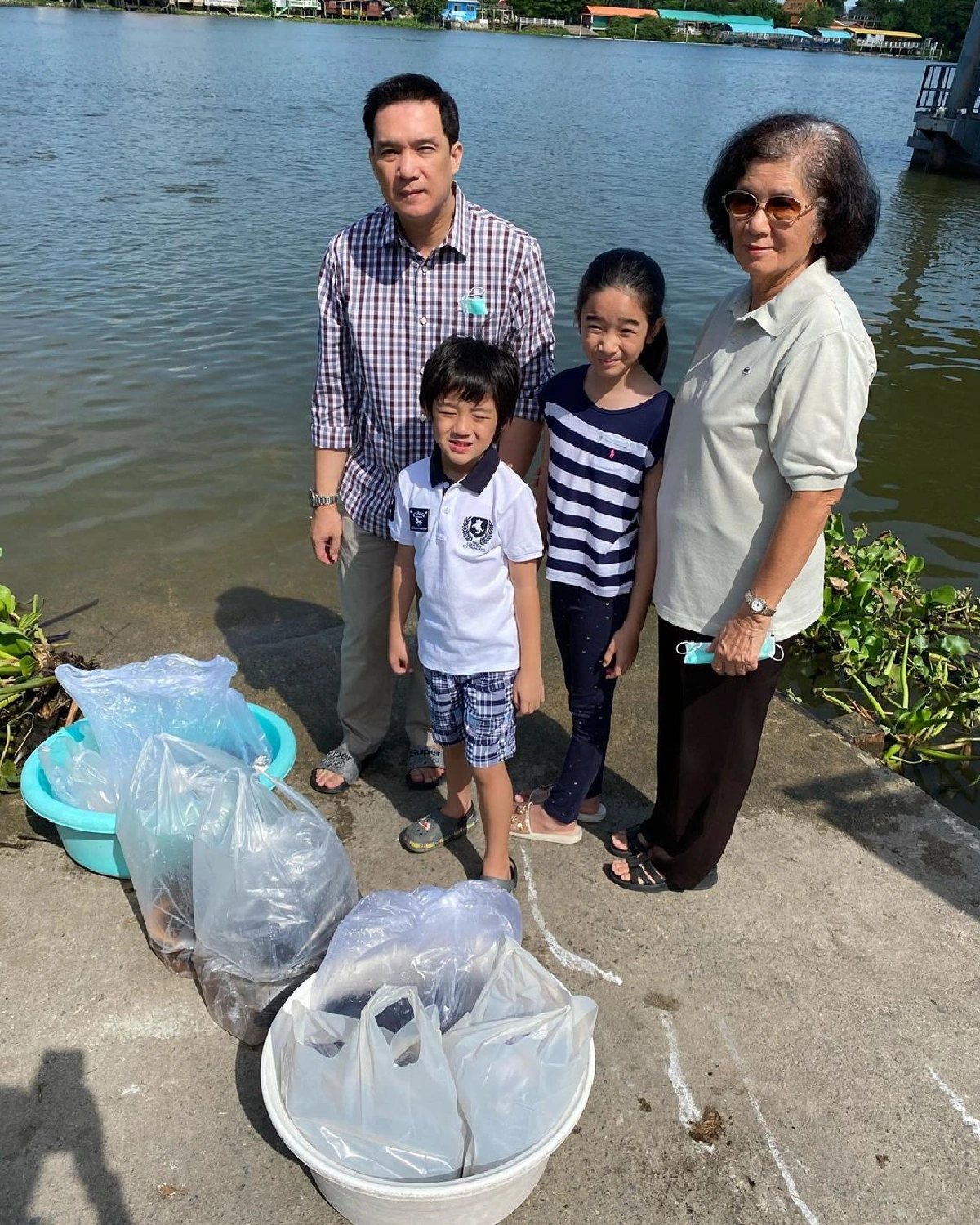 กบ สุวนันท์ แท็กทีมครอบครัวทำบุญปล่อยปลา ฉลองวันเกิดให้ น้องณดล