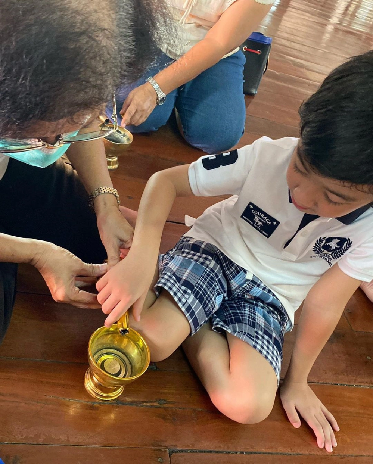 กบ สุวนันท์ แท็กทีมครอบครัวทำบุญปล่อยปลา ฉลองวันเกิดให้ น้องณดล