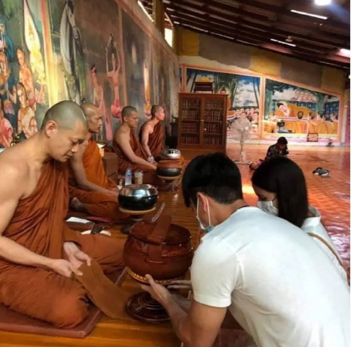 คู่รักสายบุญ! ณเดชน์-ญาญ่า ควงแขนทำบุญร่วมชาติที่วัดเขากระดาษ 