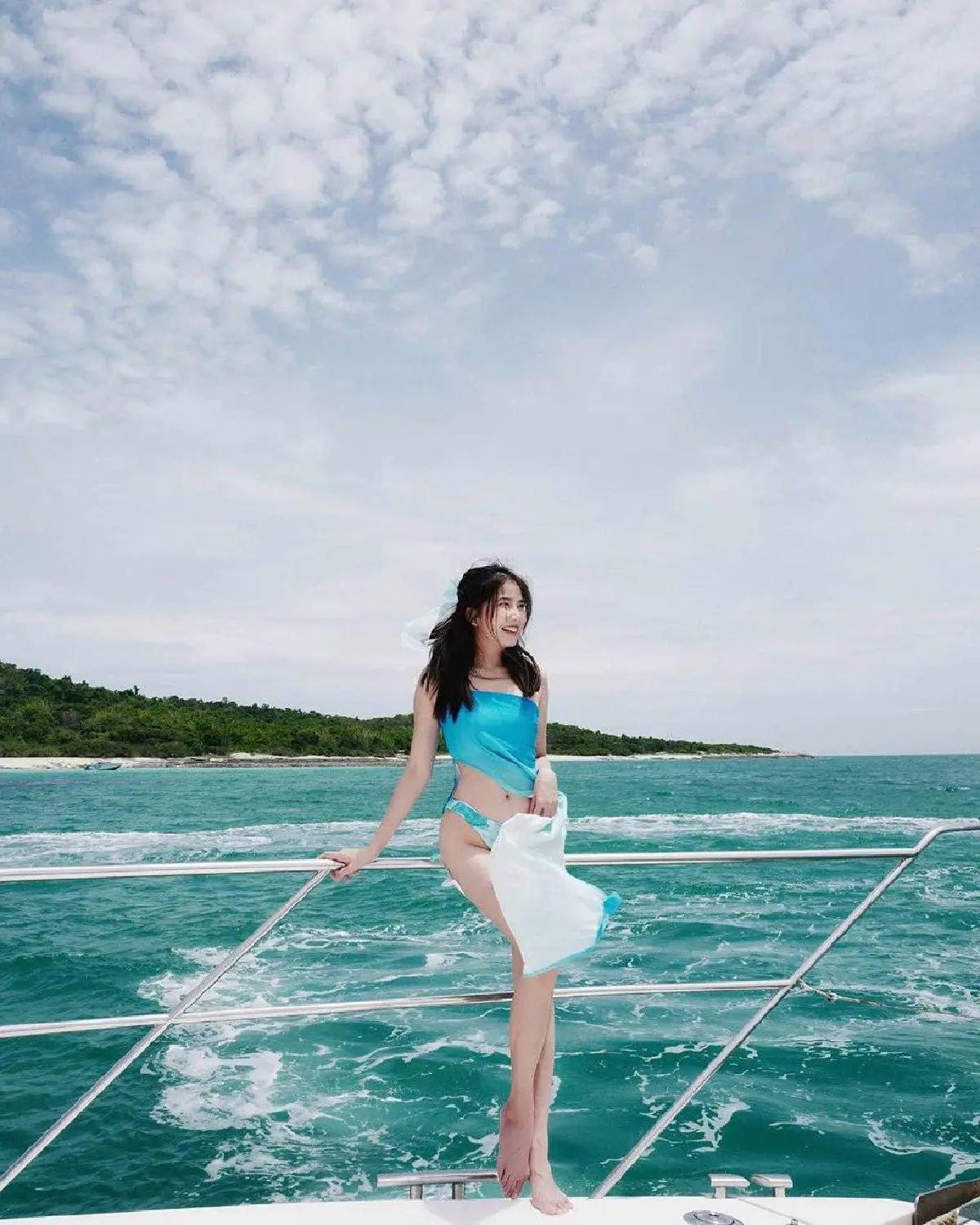 “ฝน ศนันธฉัตร” เปล่งประกายหนัก! ล่องเรือหรูเที่ยวทะเล อวดผิวขาวปนเซ็กซี่