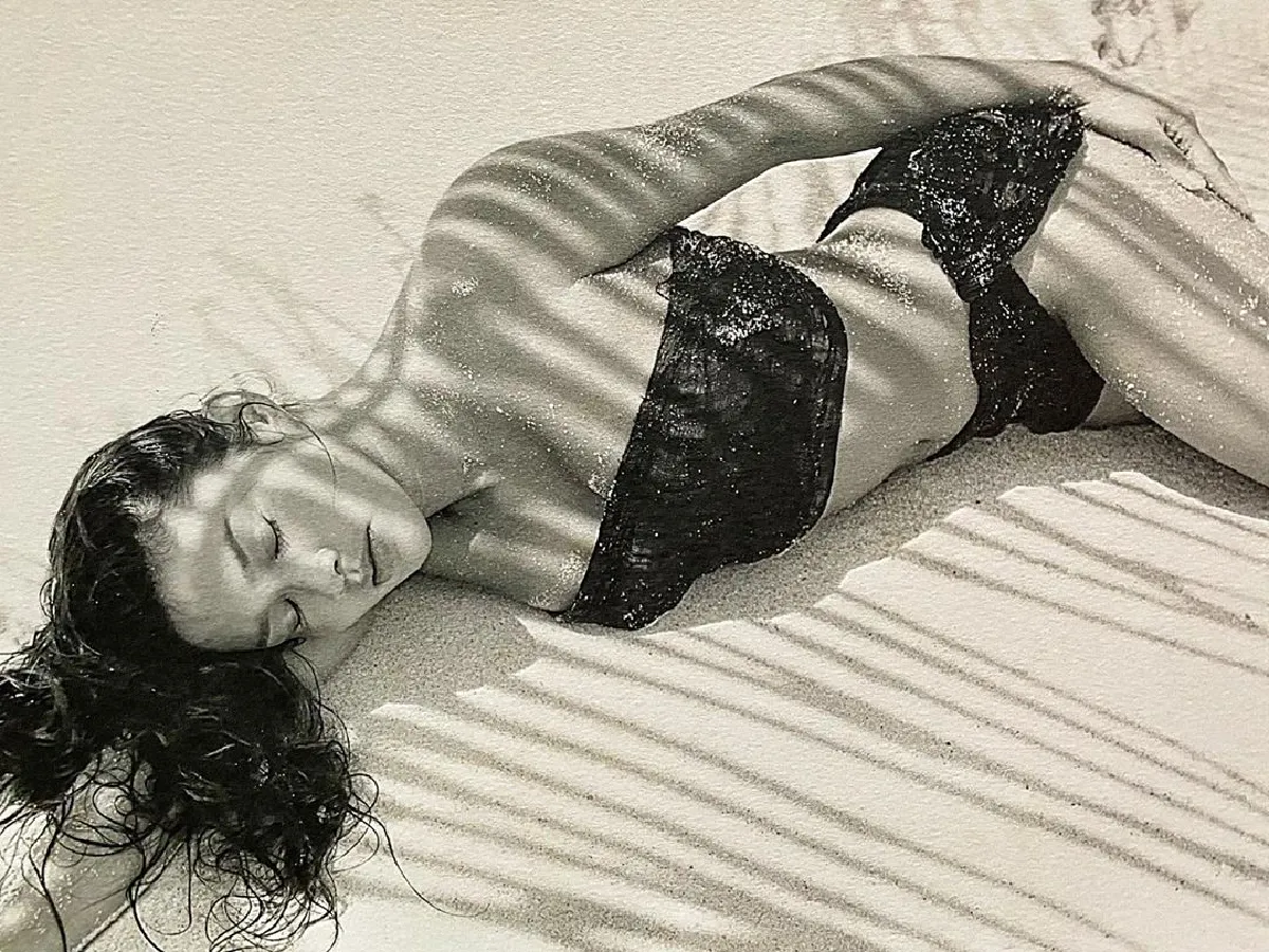 แซ่บไม่ไหว! ใหม่ เจริญปุระ สวมชุดว่ายน้ำแหวกลึกอวดความเซ็กซี่ริมหาด