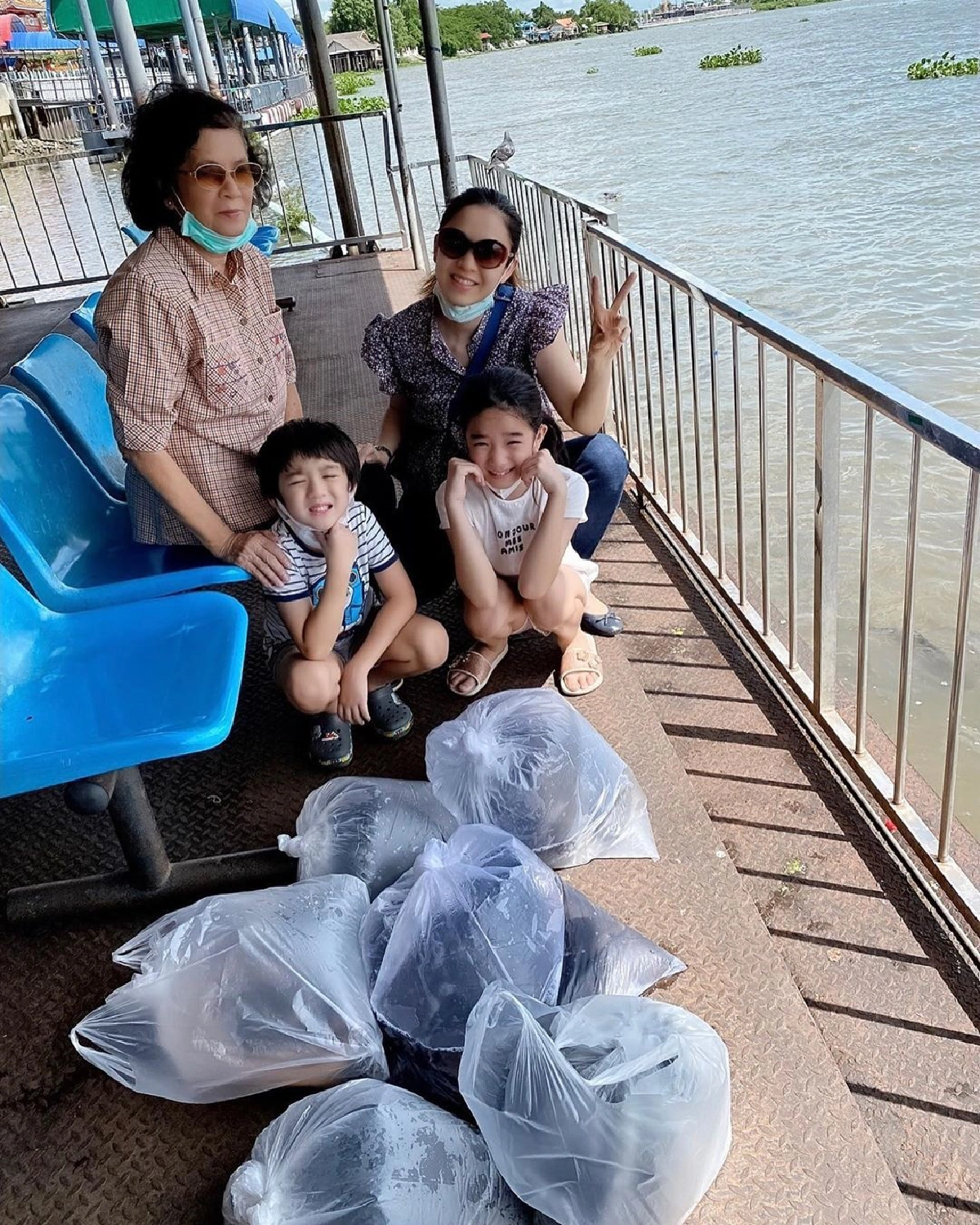 กบ สุวนันท์ แท็กทีมครอบครัวทำบุญปล่อยปลา ฉลองวันเกิดให้ น้องณดล