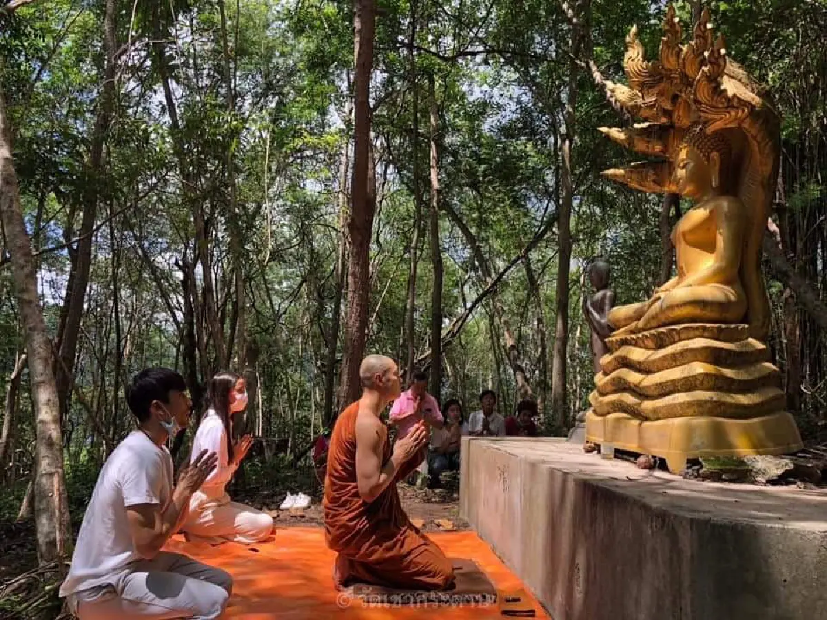 คู่รักสายบุญ! ณเดชน์-ญาญ่า ควงแขนทำบุญร่วมชาติที่วัดเขากระดาษ 