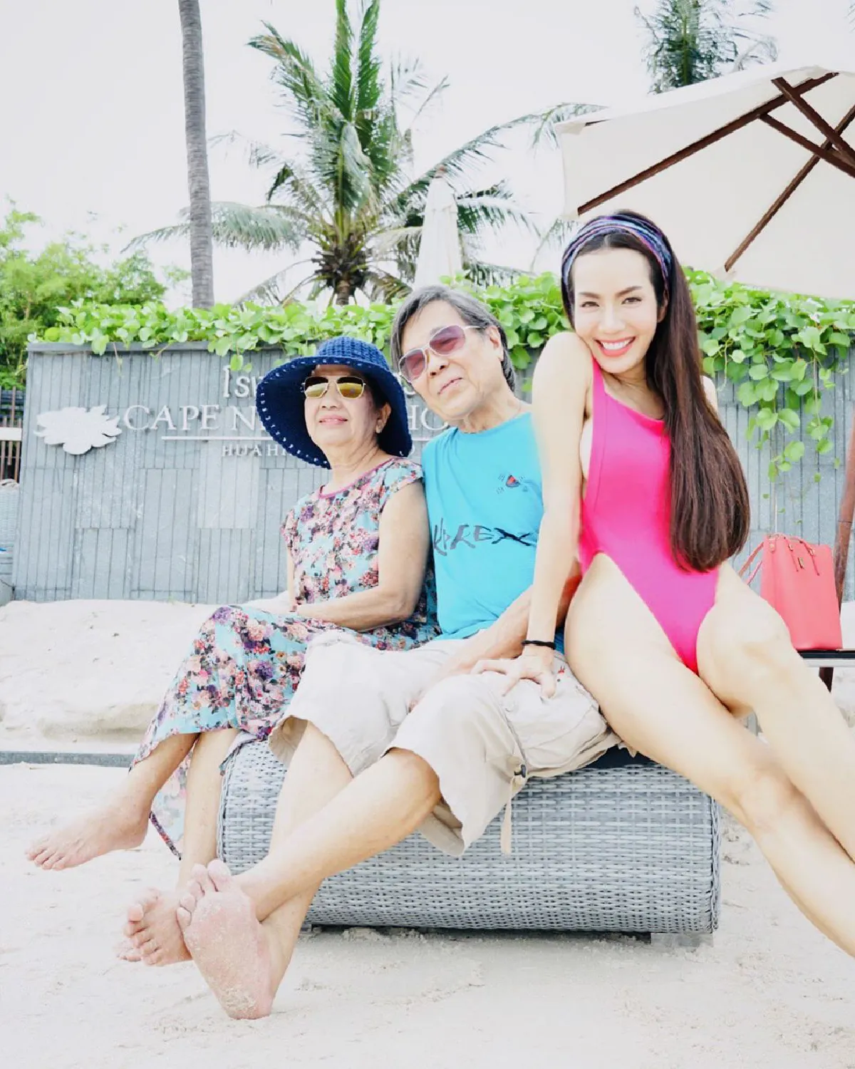 นี่คนหรือตุ๊กตา!? “อ๋อม สกาวใจ” นุ่งชุดว่ายน้ำเว้าสูง อวดเรียวขายาวสวย