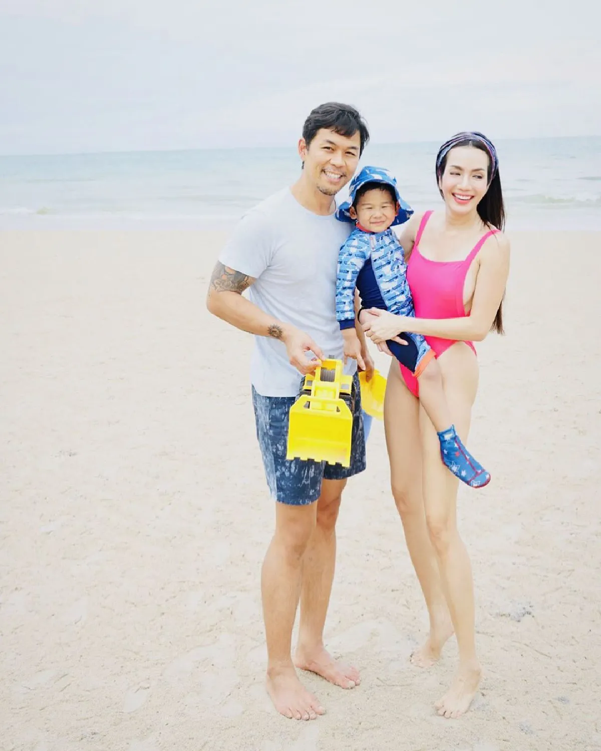 นี่คนหรือตุ๊กตา!? “อ๋อม สกาวใจ” นุ่งชุดว่ายน้ำเว้าสูง อวดเรียวขายาวสวย