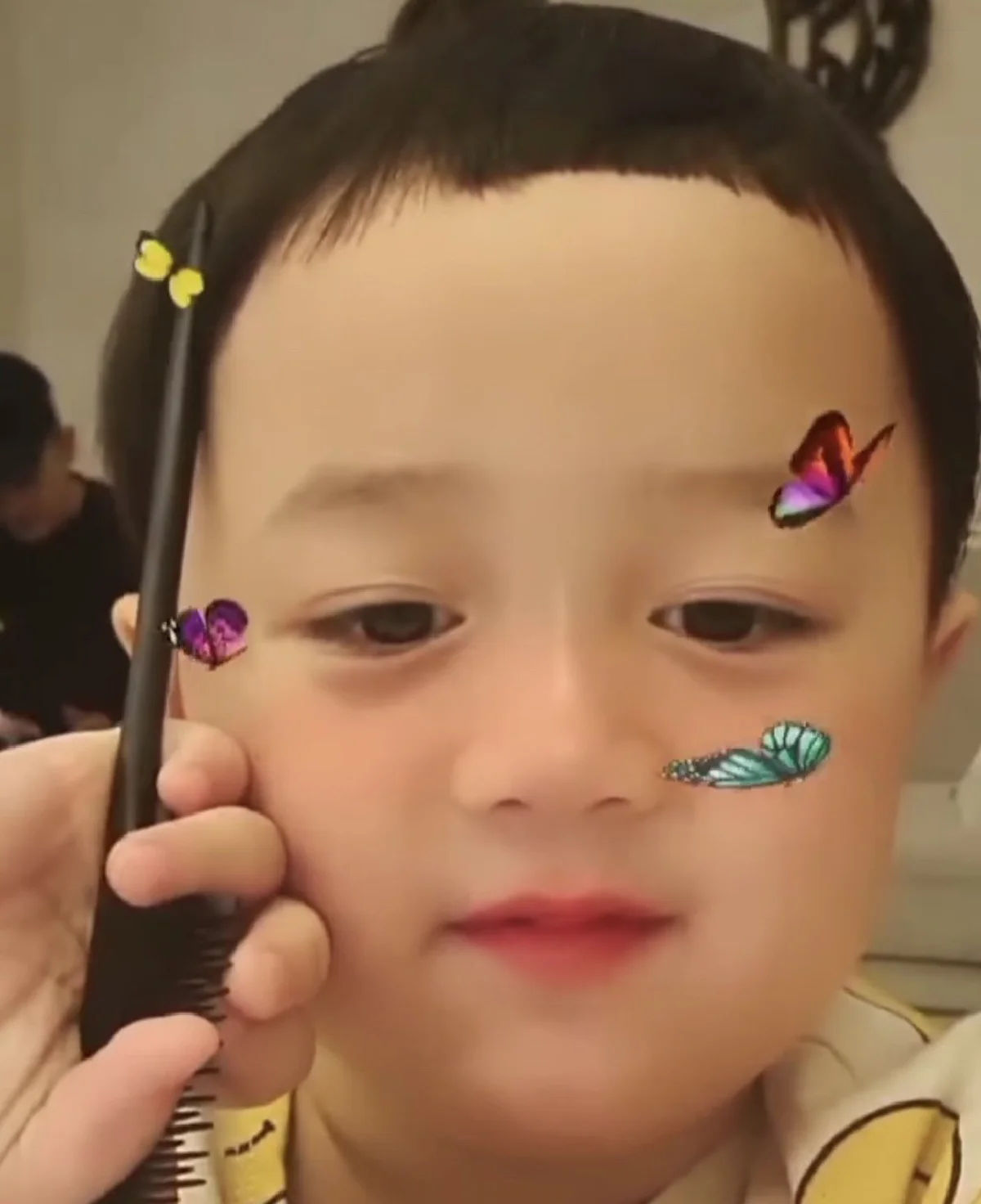 สายฟ้า-พายุ กับทรงผมใหม่ม้าเต่อ โชว์ฝีมือโดย ชมพู่ อารยา บาร์เบอร์ (คลิป)