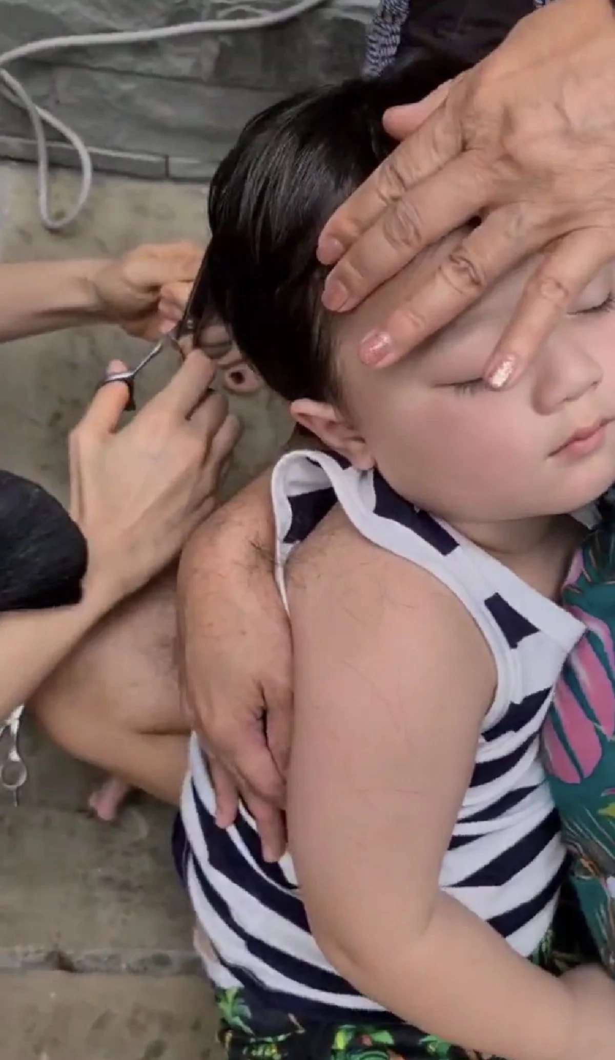 สายฟ้า-พายุ กับทรงผมใหม่ม้าเต่อ โชว์ฝีมือโดย ชมพู่ อารยา บาร์เบอร์ (คลิป)