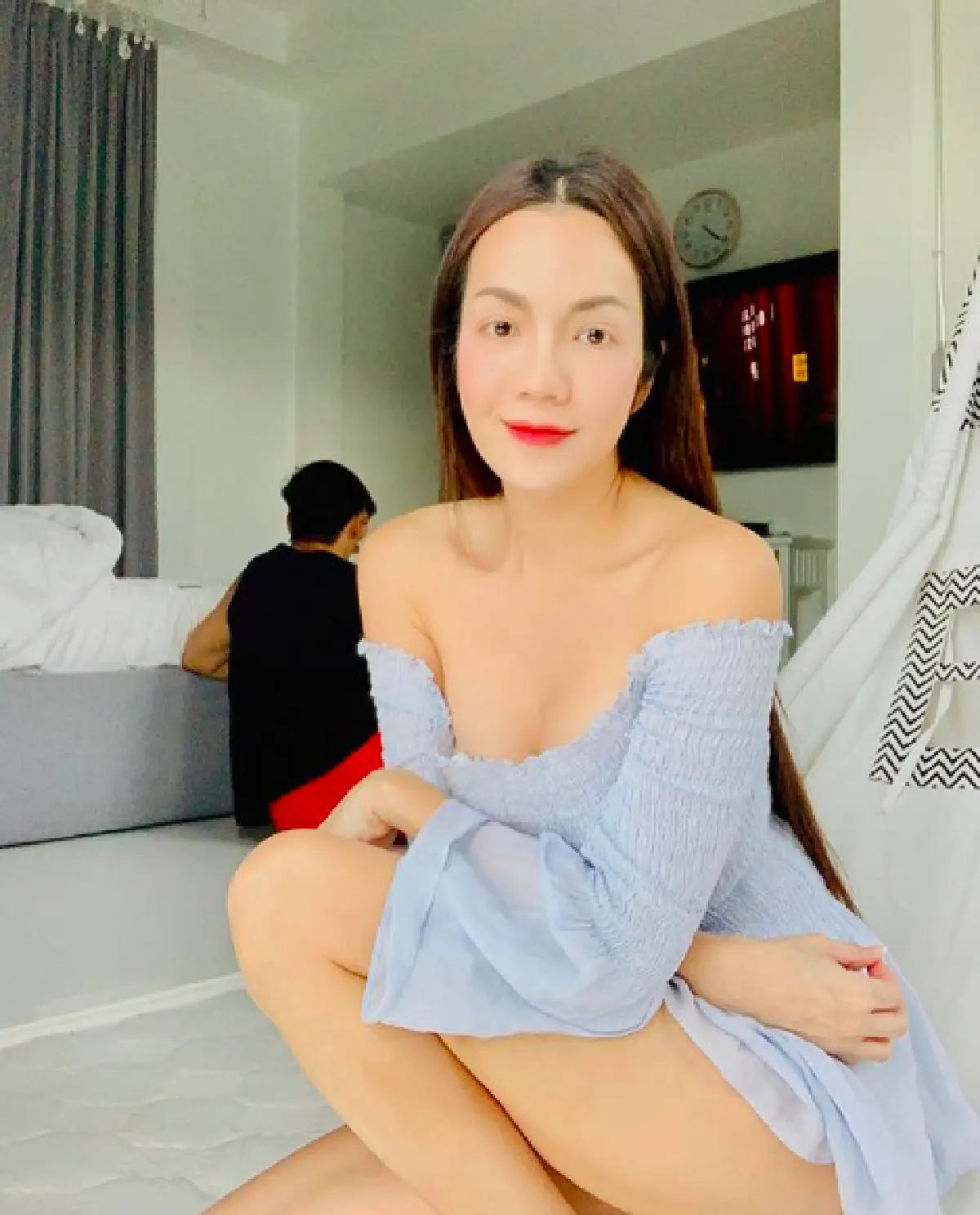 นี่คนหรือตุ๊กตา!? “อ๋อม สกาวใจ” นุ่งชุดว่ายน้ำเว้าสูง อวดเรียวขายาวสวย