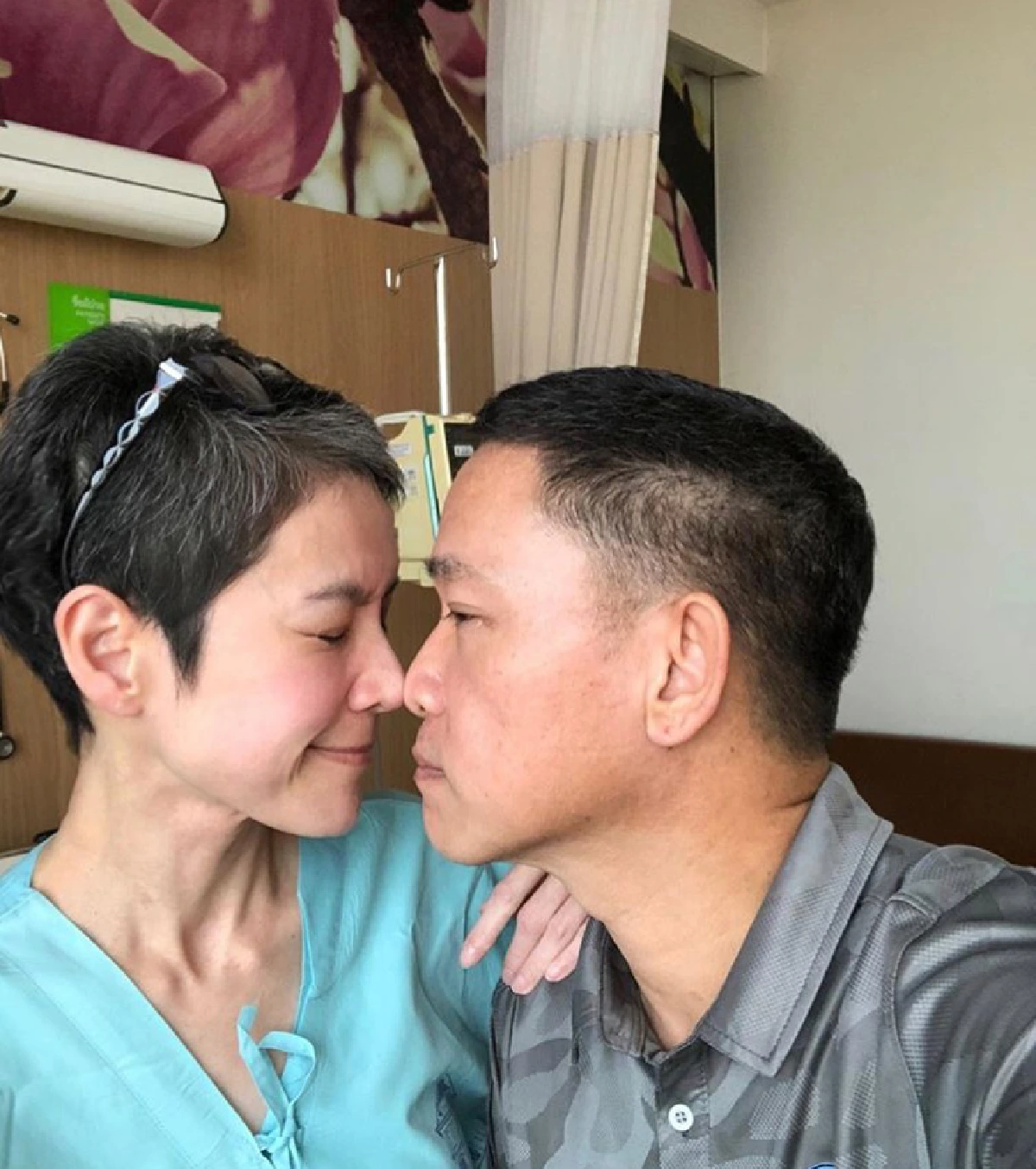 “นิ้ง กุลสตรี” ทำห่วงหนัก! หลังโพสต์เพลงเศร้าในรพ. พร้อมจุ๊บสามีเพื่อขอกำลังใจ