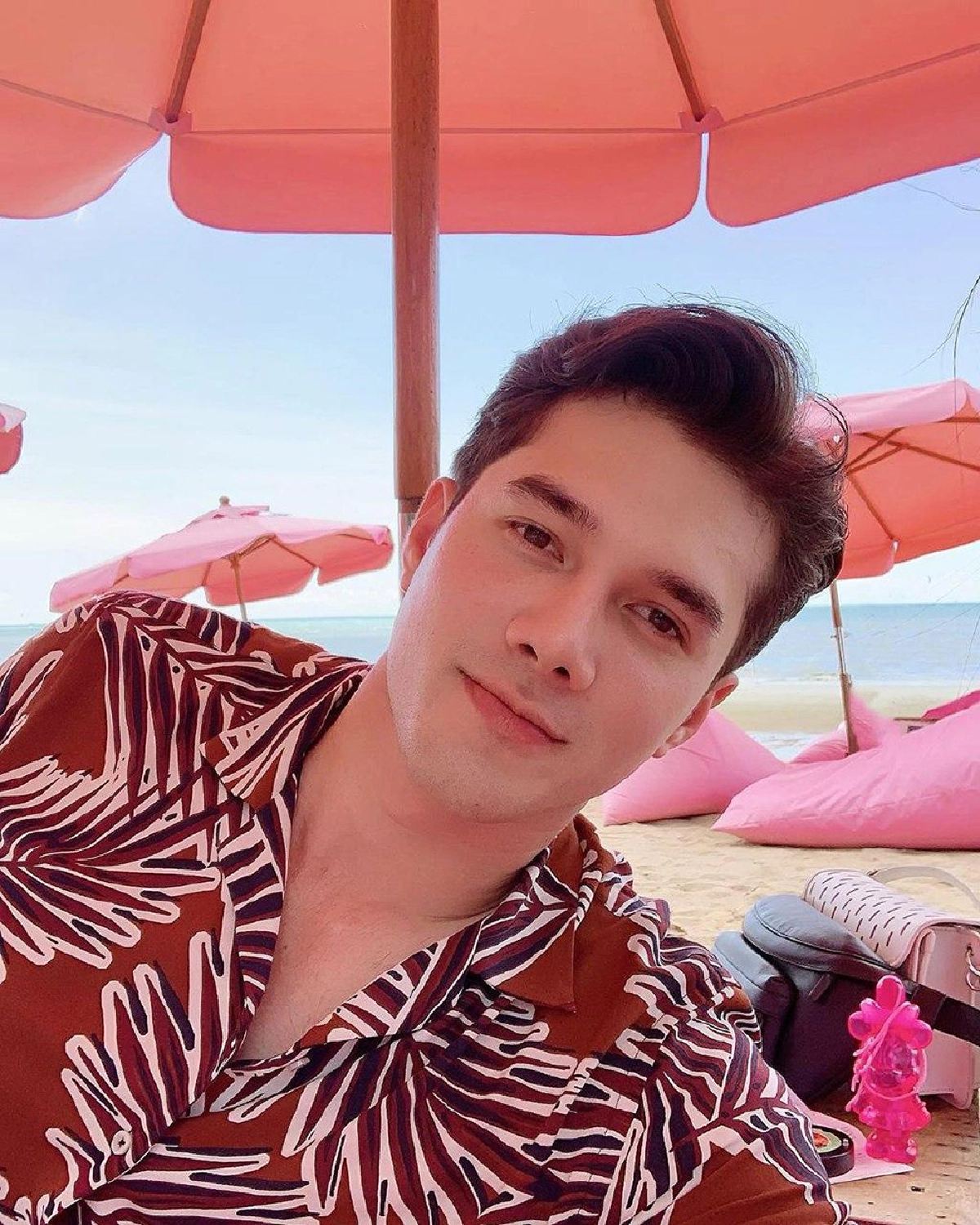 โบว์ เมลดา-มิกค์ ทองระย้า ควงคู่โชว์หวานเที่ยวทะเล เปลี่ยนโลกนี้ให้มีแต่สีชมพู