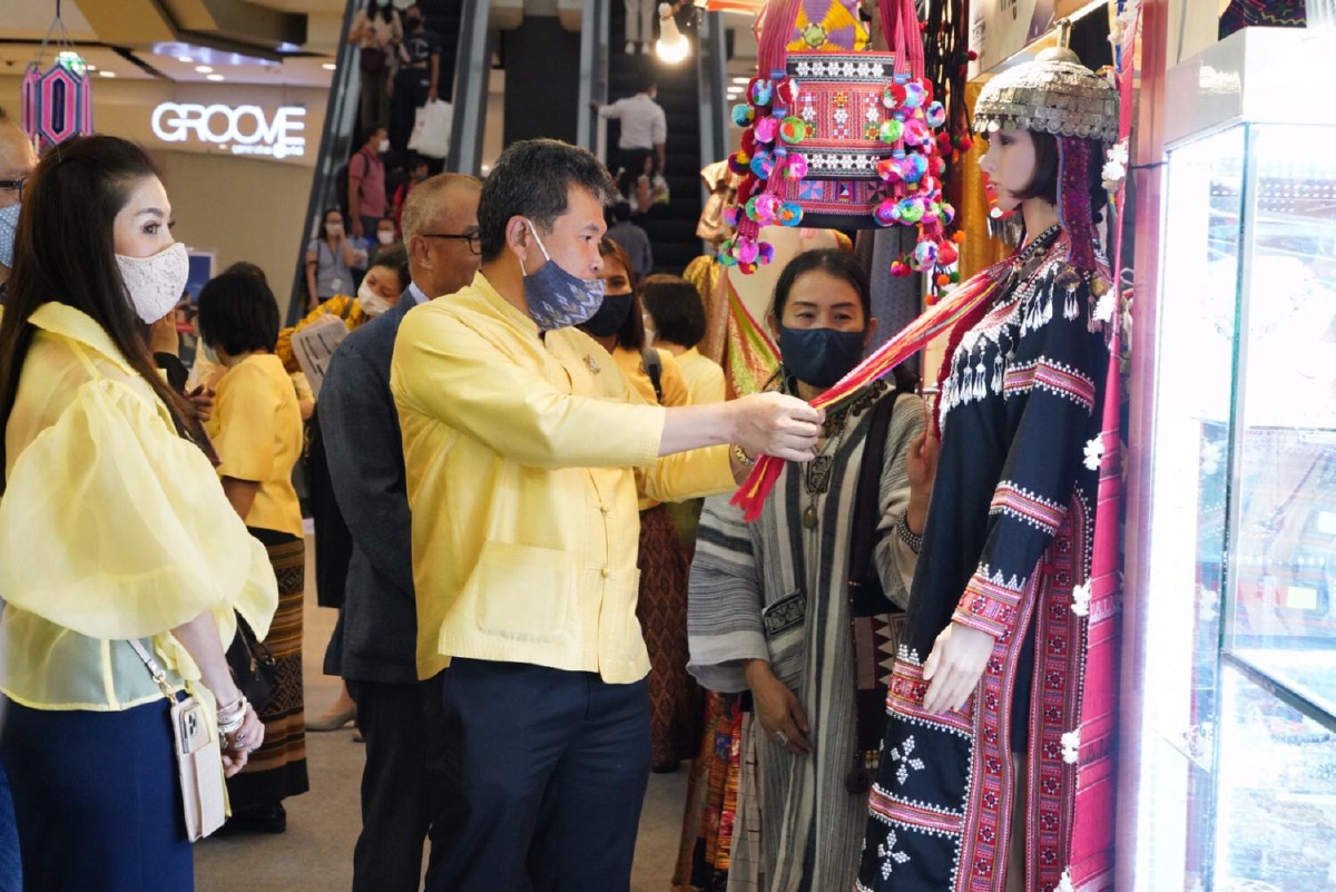 พช.ขนโอทอปขายบนห้างดัง 11 จุดคาดเงินสะพัดกว่า 150 ล้าน พช.ขนโอทอปขายบนห้างดัง 11 จุดคาดเงินสะพัดกว่า 150 ล้าน