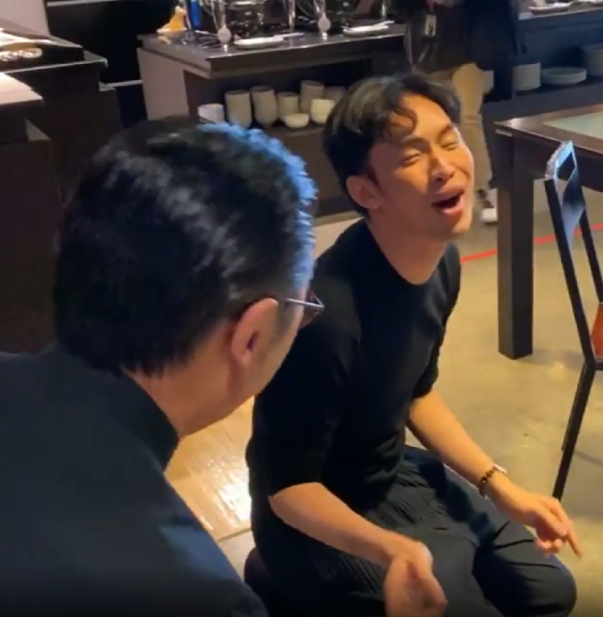 เสนาลิง ทนไม่ไหวถีบ ดีเจมะตูม หน้าคว่ำ หมั่นไส้ประจบเลียแข้งเลียขา เสี่ยตา (คลิป) 