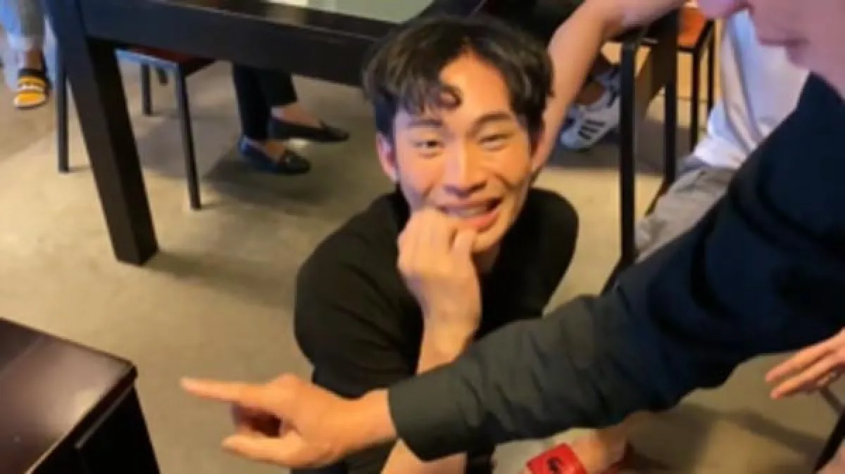 เสนาลิง ทนไม่ไหวถีบ ดีเจมะตูม หน้าคว่ำ หมั่นไส้ประจบเลียแข้งเลียขา เสี่ยตา (คลิป) 