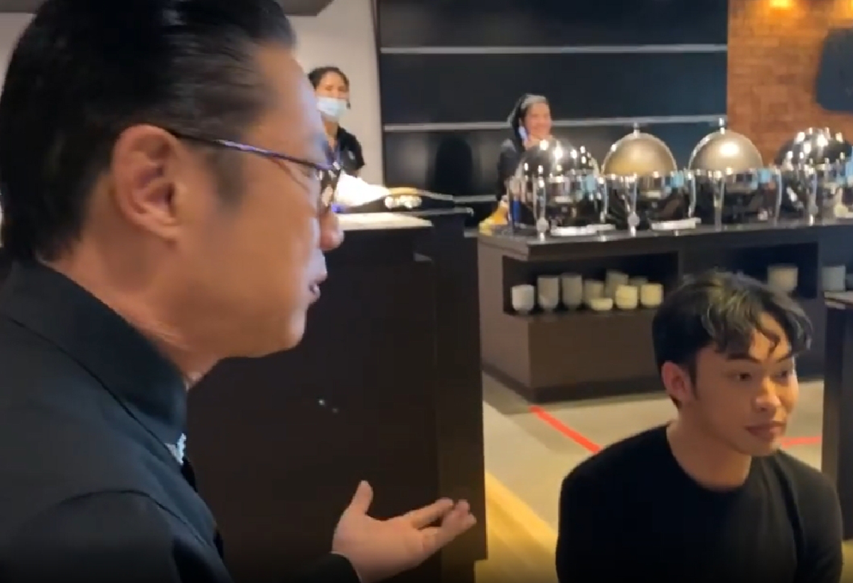 เสนาลิง ทนไม่ไหวถีบ ดีเจมะตูม หน้าคว่ำ หมั่นไส้ประจบเลียแข้งเลียขา เสี่ยตา (คลิป) 