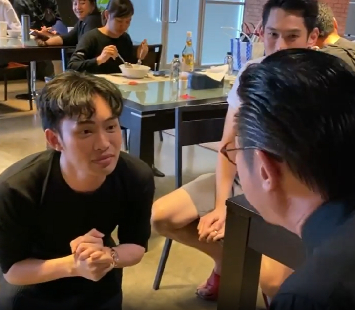 เสนาลิง ทนไม่ไหวถีบ ดีเจมะตูม หน้าคว่ำ หมั่นไส้ประจบเลียแข้งเลียขา เสี่ยตา (คลิป) 