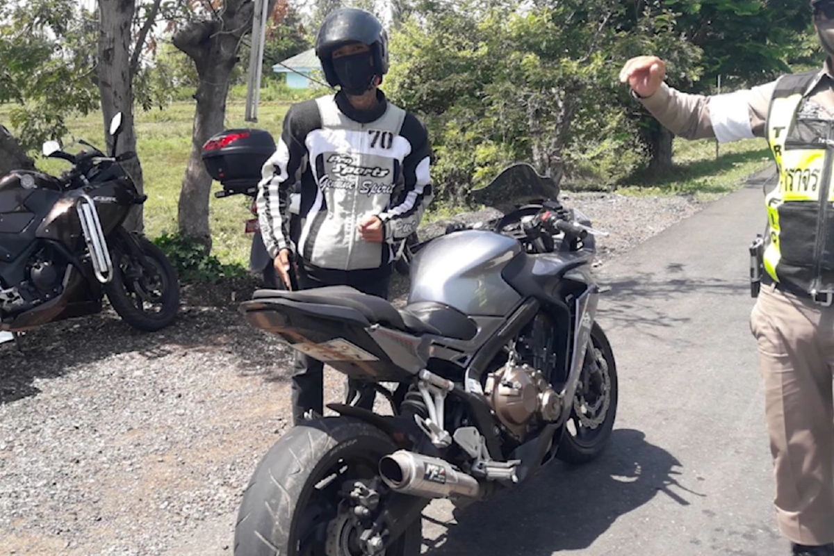 หนุ่มบิ๊กไบค์เมายาบ้าเจอด่านยกมือถือถ่ายคลิปหวังไม่ถูกจับ