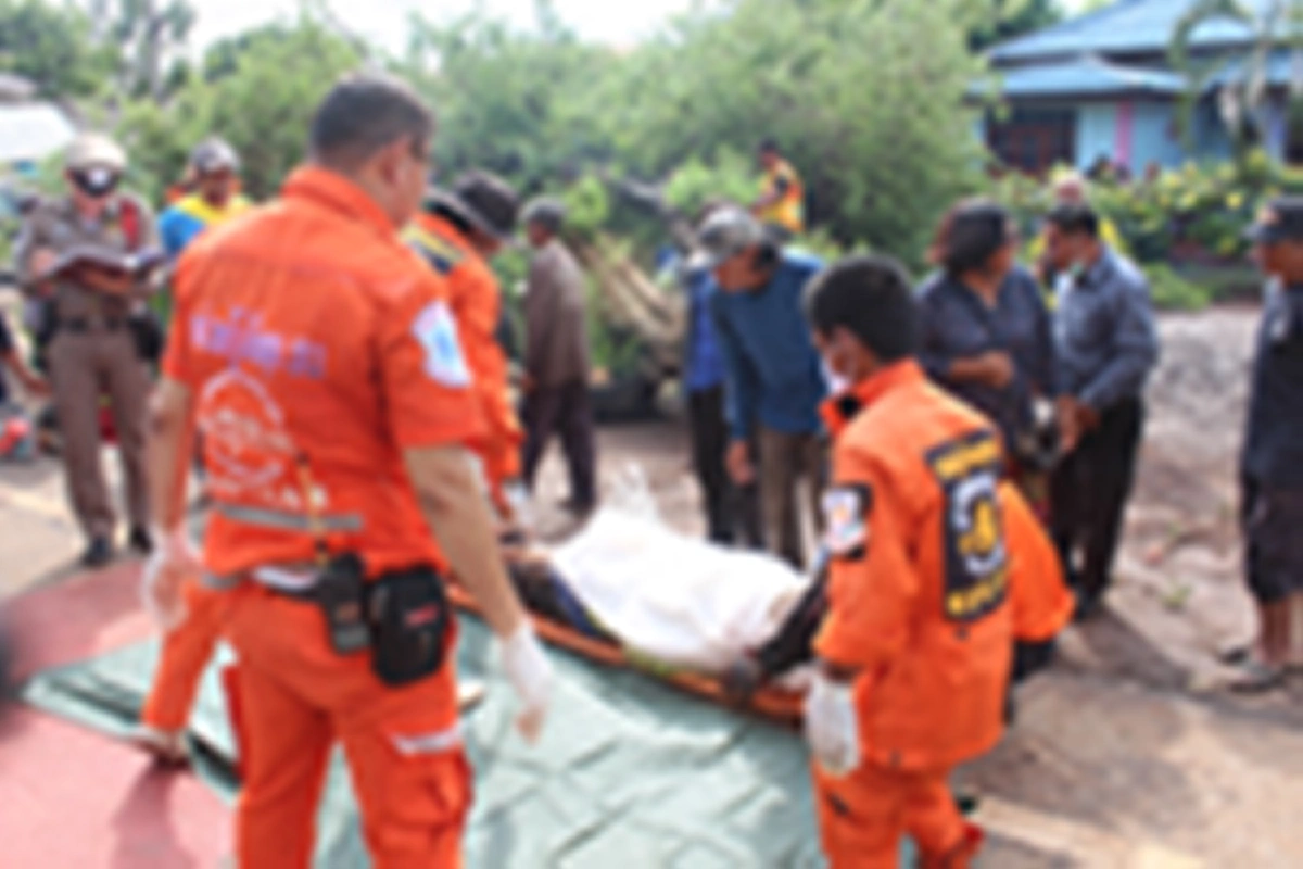 แม่ค้าขายไส้กรอกหลบฝนเจอพายุพัดต้นมะขามหักโค่นทับร่างดับ