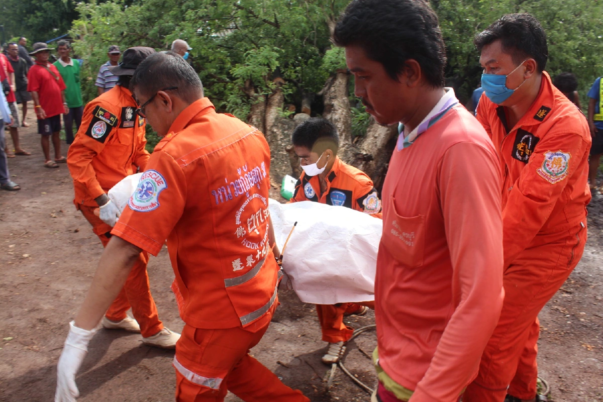 แม่ค้าขายไส้กรอกหลบฝนเจอพายุพัดต้นมะขามหักโค่นทับร่างดับ